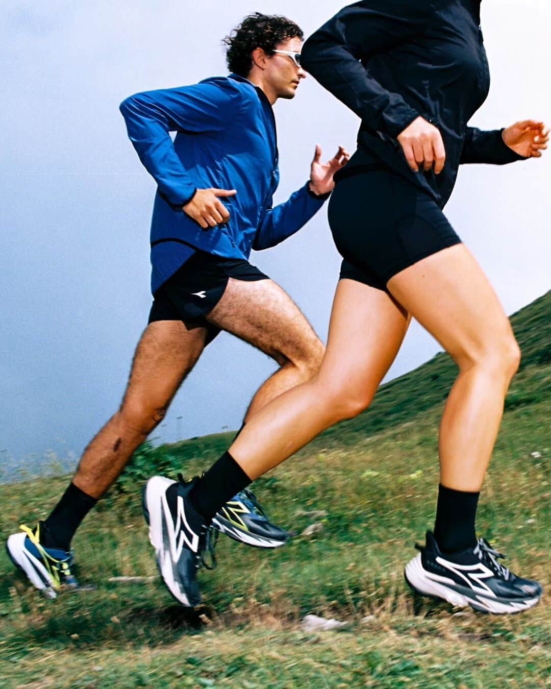 ディアドラのインスタグラム：「“We’ve been running for some hours and yet it feels like an entire life. Running puts you in some kind of alternate dimension, an atemporal space in which you’re flowing into, through a complex range of contrasting emotions – fatigue, bliss, pain, euphoria.  And it always comes down to the same movement: one feet after the other. Utterly simple.“  Join our STRAVA running club. Link in bio.  #diadora」