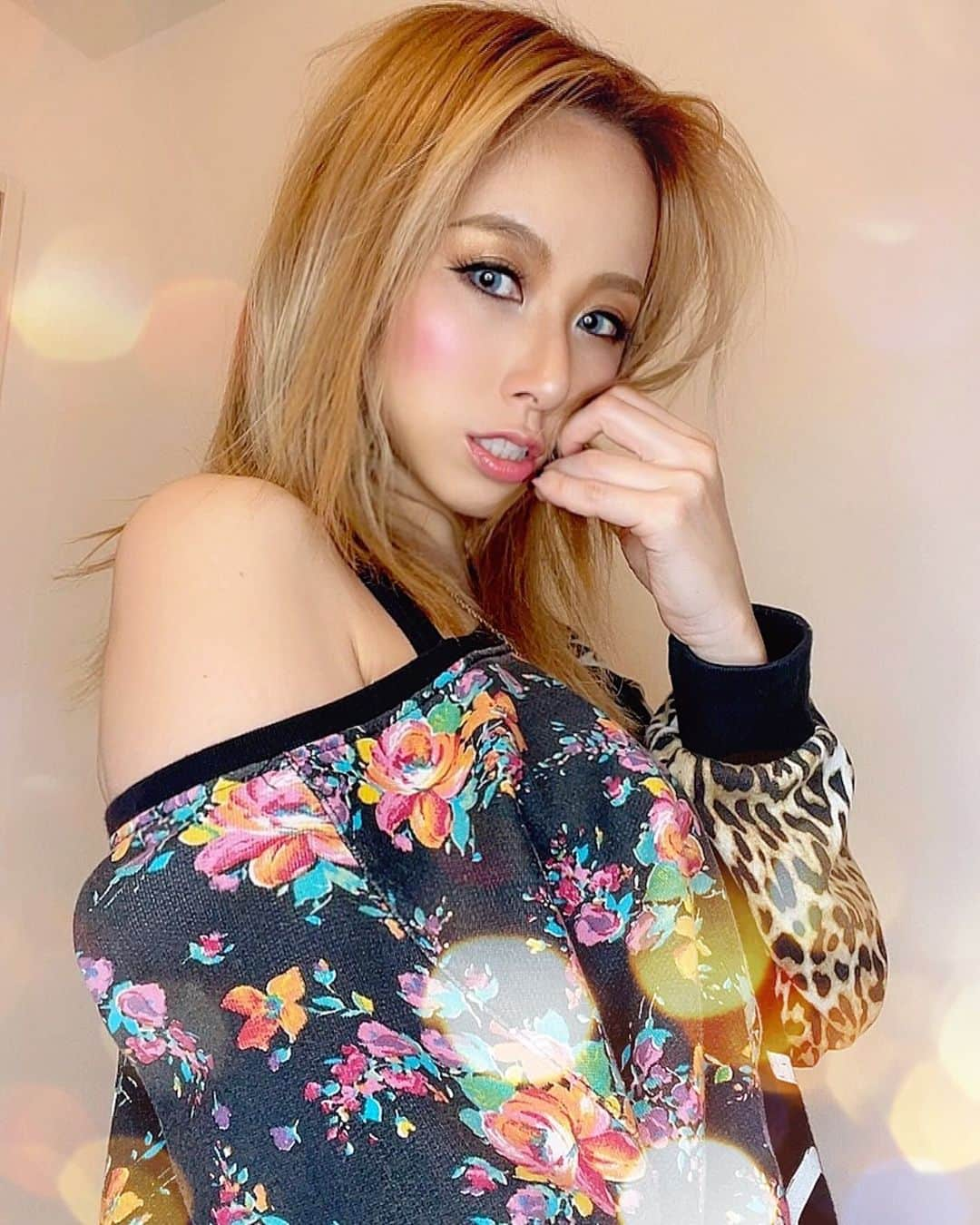 北川エリカのインスタグラム：「今日はストレートおろし💋  おろしが好きな人多いねー！あたしは巻き髪ハーフツインがお気に入りだなぁ♥️  今日も20時からお忍び配信スタートで〆0時過ぎまでポコチャ配信やっていきまーす‼️ 配信、無言で見ないで参加してなー‼️無反応困っちゃうw 応援してくださぁぁい🙏🫶♥️」