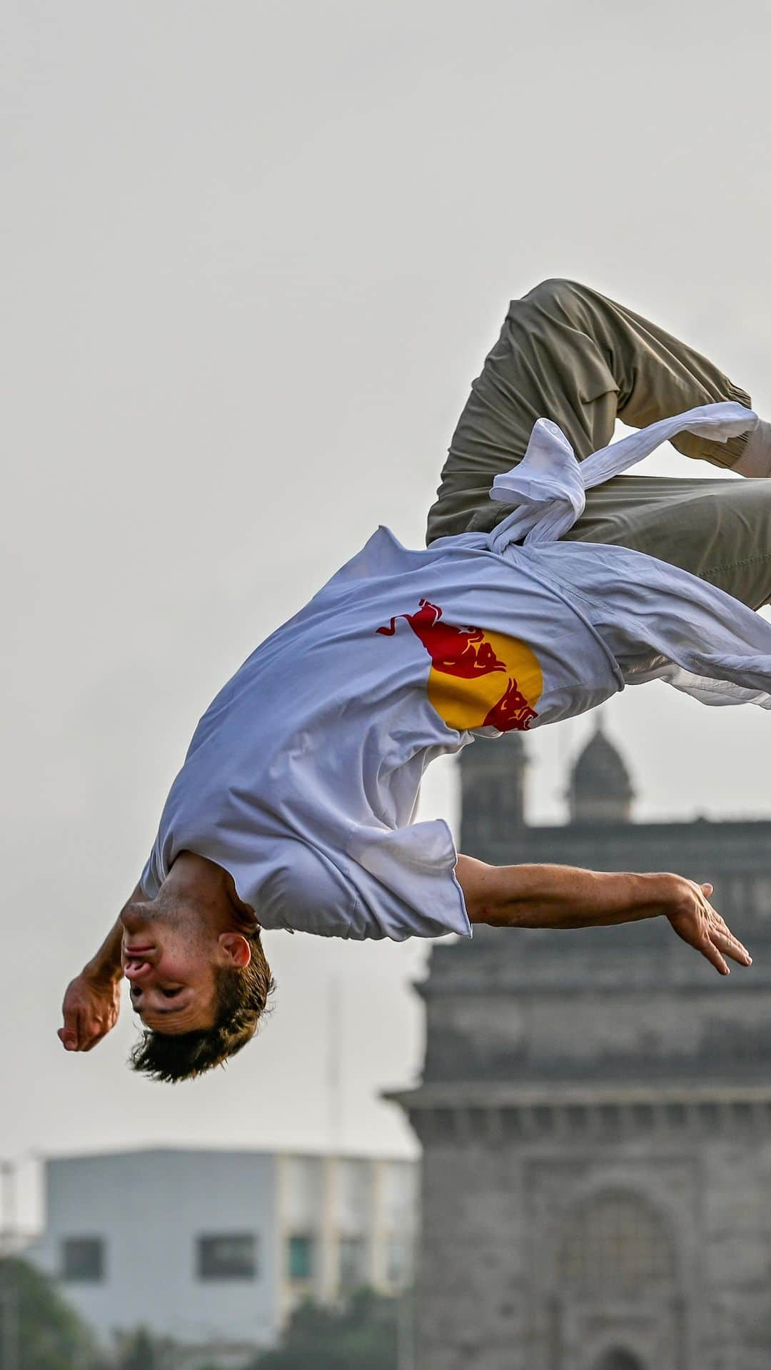 ジェイソン・ポールのインスタグラム：「Channeled my inner Jackie Chan for this one 😁  the scariest thing was the lunchbox landing on my head or on one of the camera 😅 luckily some practice in the gym helped me avoid that 🙏🏻 @redbullindia」