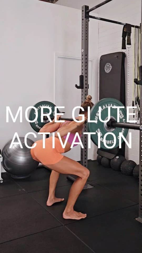 Amanda Biskのインスタグラム：「MORE GLUTE ACTIVATION 🍑 If you want to maximise the work your glutes do, you need to know HOW they make your body move and train that movement.  Your glutes, especially the biggest of the 3, glute max, are prime movers of hip extension (the front of the hip opening as you stand) but also help the thigh abduct (pull outward away from the midline of the body) and externally rotate (roll outward in the hip socket).  The glutes also run DIAGONALLY (not vertically), roughly from the mid back of the pelvis, down and out to the widest part of your hips. Which means combining hip extension, abduction AND external rotation is the best way to achieve maximal glute contraction...this means more muscle fibres activating...working...and growing! 💪🏼  So next time you squat, don't just stand up.  Push down, but also pull that paper apart! 📃 You'll feel your arches lift, knees pull outward and glutes ACTUALLY fire! 🔥🔥🔥 #gluteactivation #gluteworkout #bootyworkout #glutegrowth  ab❤️x」