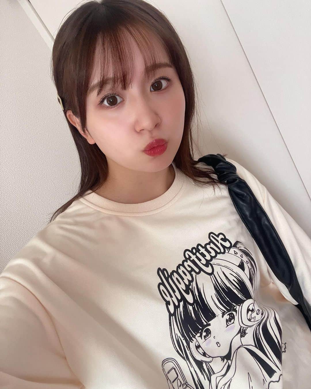 のインスタグラム：「.  久しぶりに自撮りしてみた📷  女の子かわいいでしょ！ 最近アニメすきなんだ！！  #学校スタイル」