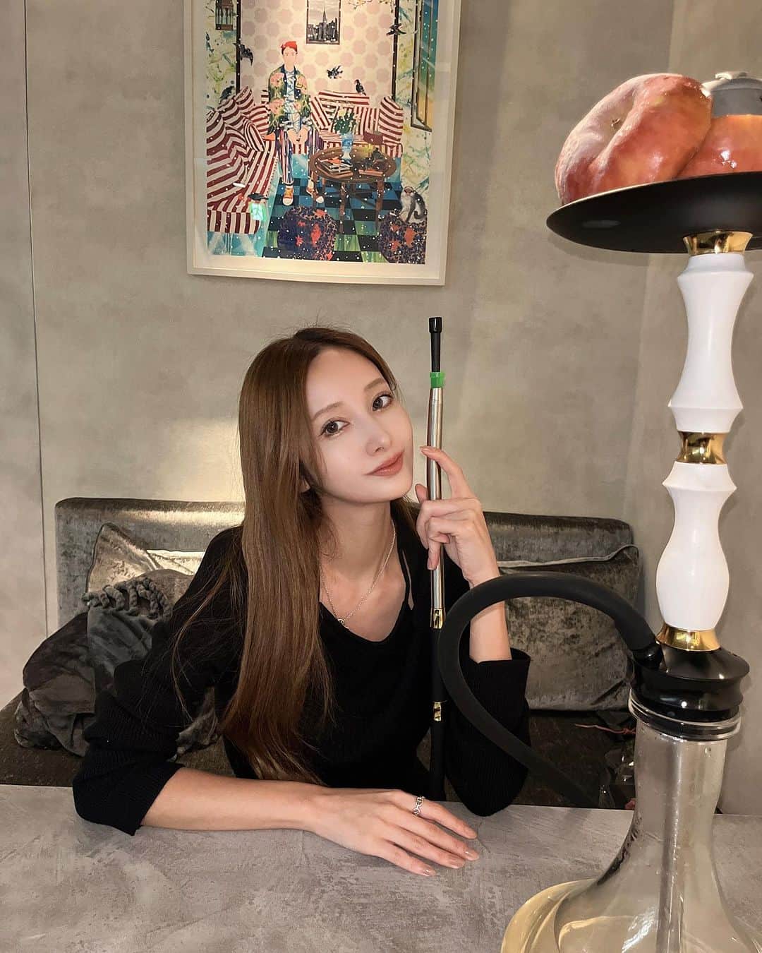 浅香ななみのインスタグラム：「. 六本木にあるおしゃシーシャ行ってきた😶‍🌫️🤍 りんごがまるまる刺さっててインパクトあるよね🍎 フレーバーもアップル、バニラ、クッキーでアップルパイ風にしてもらって美味でした💫 . . @shisha_1496.art  #pr #shisha #シーシャ」