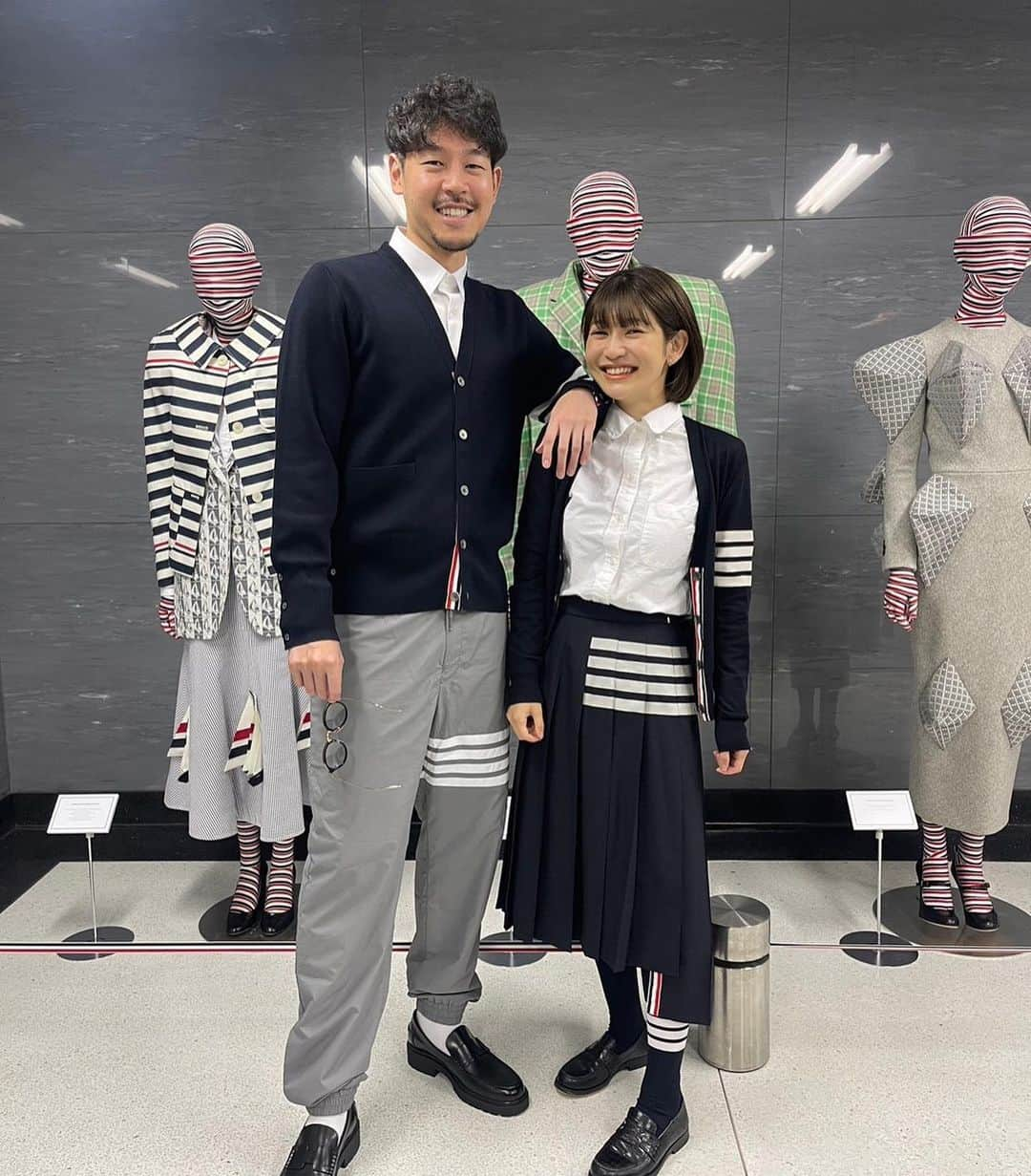 かおるやまさんのインスタグラム写真 - (かおるやまInstagram)「トムブラウン(@thombrowne )の担当Eさんが声かけてくださって、なんとパーティに招待していただきました🤤🩷  けーちゃん(@keiichihasegawa )と2人でお洋服を合わせて😌  トムブラウン御本人に謁見し、なんとペーパータグと20周年のブックにもサインしていただくことができました！  それだけじゃなくて、3ショットまで😭❣️最高に贅沢なひとときでした😭  パーティの中ではバロンドロスチャイルドとのコラボシャンパン(この日限定のもの)と、フィンガーフードやトムの愛犬、ヘクターを模したチョコにマカロンまで🥲🩷  専門学生の時から好きで憧れのブランドで、こうして大人になって着られている今がとても幸せです！  トムブラウンのスタッフさん達もどこの店舗へ行っても素敵な方々ばかりで、大好きなブランドです🤩✨ 素敵なひとときと経験をありがとうございました！  #thombrowne #トムブラウン #南青山」10月17日 18時45分 - kaoruyama59