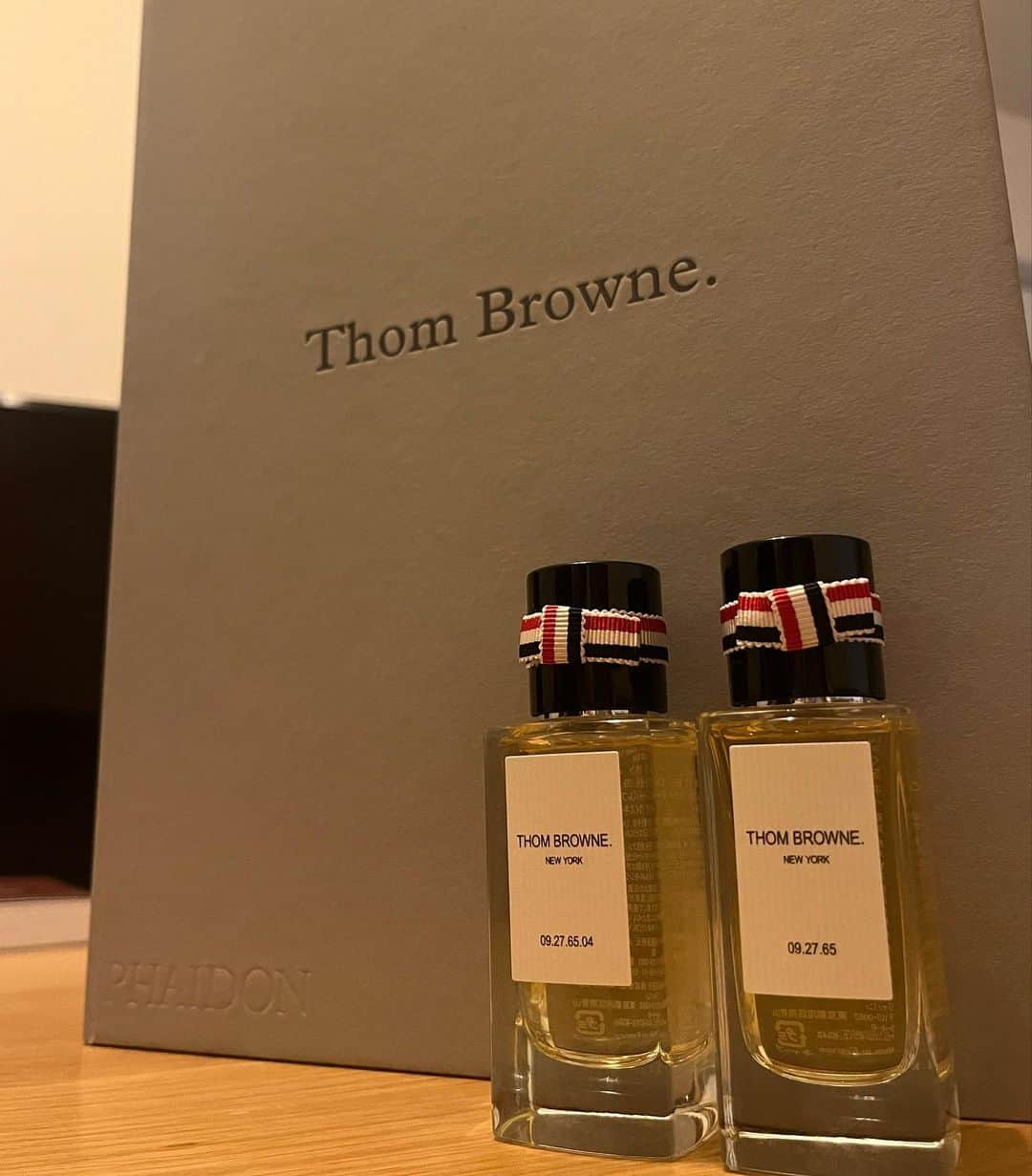 かおるやまさんのインスタグラム写真 - (かおるやまInstagram)「トムブラウン(@thombrowne )の担当Eさんが声かけてくださって、なんとパーティに招待していただきました🤤🩷  けーちゃん(@keiichihasegawa )と2人でお洋服を合わせて😌  トムブラウン御本人に謁見し、なんとペーパータグと20周年のブックにもサインしていただくことができました！  それだけじゃなくて、3ショットまで😭❣️最高に贅沢なひとときでした😭  パーティの中ではバロンドロスチャイルドとのコラボシャンパン(この日限定のもの)と、フィンガーフードやトムの愛犬、ヘクターを模したチョコにマカロンまで🥲🩷  専門学生の時から好きで憧れのブランドで、こうして大人になって着られている今がとても幸せです！  トムブラウンのスタッフさん達もどこの店舗へ行っても素敵な方々ばかりで、大好きなブランドです🤩✨ 素敵なひとときと経験をありがとうございました！  #thombrowne #トムブラウン #南青山」10月17日 18時45分 - kaoruyama59