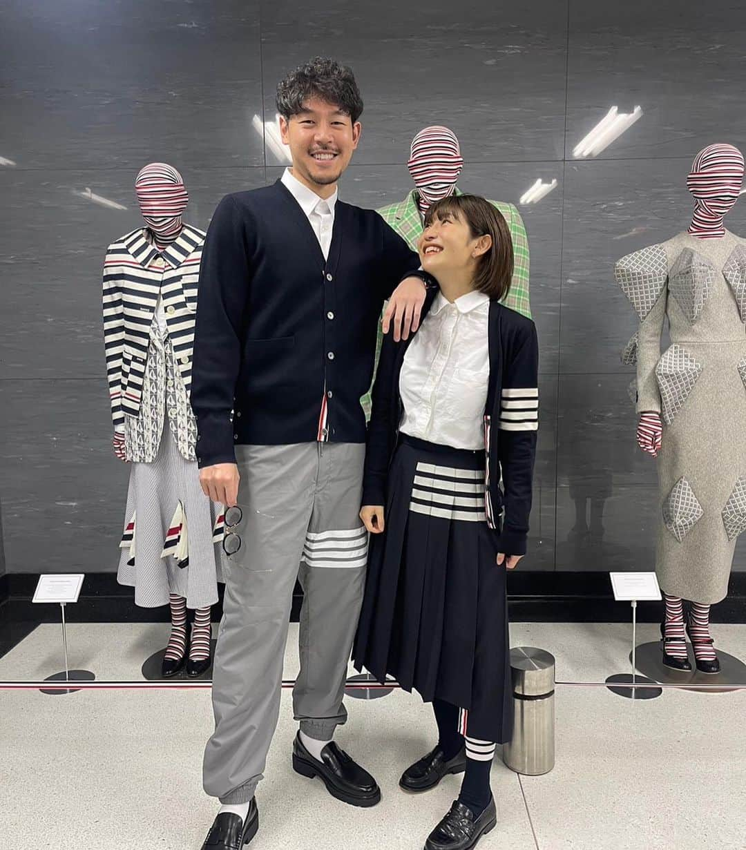 かおるやまさんのインスタグラム写真 - (かおるやまInstagram)「トムブラウン(@thombrowne )の担当Eさんが声かけてくださって、なんとパーティに招待していただきました🤤🩷  けーちゃん(@keiichihasegawa )と2人でお洋服を合わせて😌  トムブラウン御本人に謁見し、なんとペーパータグと20周年のブックにもサインしていただくことができました！  それだけじゃなくて、3ショットまで😭❣️最高に贅沢なひとときでした😭  パーティの中ではバロンドロスチャイルドとのコラボシャンパン(この日限定のもの)と、フィンガーフードやトムの愛犬、ヘクターを模したチョコにマカロンまで🥲🩷  専門学生の時から好きで憧れのブランドで、こうして大人になって着られている今がとても幸せです！  トムブラウンのスタッフさん達もどこの店舗へ行っても素敵な方々ばかりで、大好きなブランドです🤩✨ 素敵なひとときと経験をありがとうございました！  #thombrowne #トムブラウン #南青山」10月17日 18時45分 - kaoruyama59