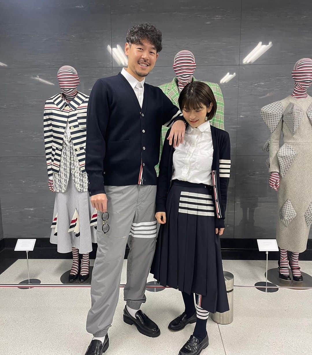 かおるやまさんのインスタグラム写真 - (かおるやまInstagram)「トムブラウン(@thombrowne )の担当Eさんが声かけてくださって、なんとパーティに招待していただきました🤤🩷  けーちゃん(@keiichihasegawa )と2人でお洋服を合わせて😌  トムブラウン御本人に謁見し、なんとペーパータグと20周年のブックにもサインしていただくことができました！  それだけじゃなくて、3ショットまで😭❣️最高に贅沢なひとときでした😭  パーティの中ではバロンドロスチャイルドとのコラボシャンパン(この日限定のもの)と、フィンガーフードやトムの愛犬、ヘクターを模したチョコにマカロンまで🥲🩷  専門学生の時から好きで憧れのブランドで、こうして大人になって着られている今がとても幸せです！  トムブラウンのスタッフさん達もどこの店舗へ行っても素敵な方々ばかりで、大好きなブランドです🤩✨ 素敵なひとときと経験をありがとうございました！  #thombrowne #トムブラウン #南青山」10月17日 18時45分 - kaoruyama59