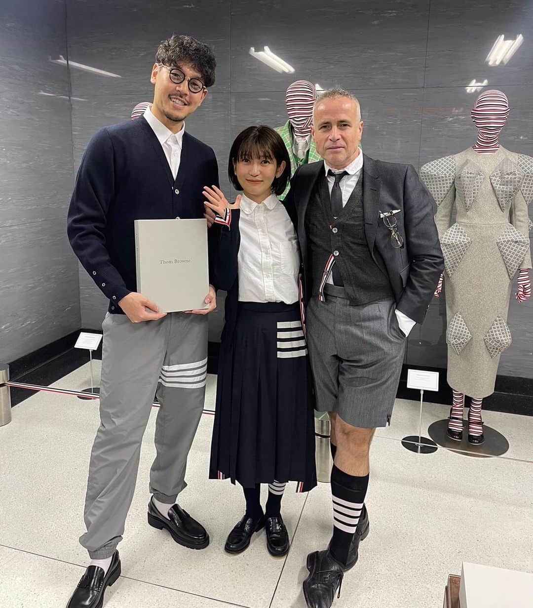 かおるやまのインスタグラム：「トムブラウン(@thombrowne )の担当Eさんが声かけてくださって、なんとパーティに招待していただきました🤤🩷  けーちゃん(@keiichihasegawa )と2人でお洋服を合わせて😌  トムブラウン御本人に謁見し、なんとペーパータグと20周年のブックにもサインしていただくことができました！  それだけじゃなくて、3ショットまで😭❣️最高に贅沢なひとときでした😭  パーティの中ではバロンドロスチャイルドとのコラボシャンパン(この日限定のもの)と、フィンガーフードやトムの愛犬、ヘクターを模したチョコにマカロンまで🥲🩷  専門学生の時から好きで憧れのブランドで、こうして大人になって着られている今がとても幸せです！  トムブラウンのスタッフさん達もどこの店舗へ行っても素敵な方々ばかりで、大好きなブランドです🤩✨ 素敵なひとときと経験をありがとうございました！  #thombrowne #トムブラウン #南青山」