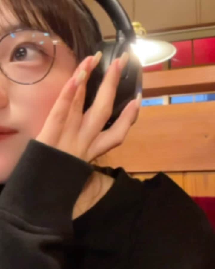 のインスタグラム：「. 冊子を作るために編集しまくってマス📚。 なかなか体調を崩しているのですが 今週末の学祭が終われば休めるので それまでは一旦頑張るよ🫡 . あと、両小鼻のニキビ治りかけたと思ったら 顎に特大ニキビでてきた。 私、ニキビはそんなにできないけど 一度出現すると長引くタイプなんです。 頭抱える。」