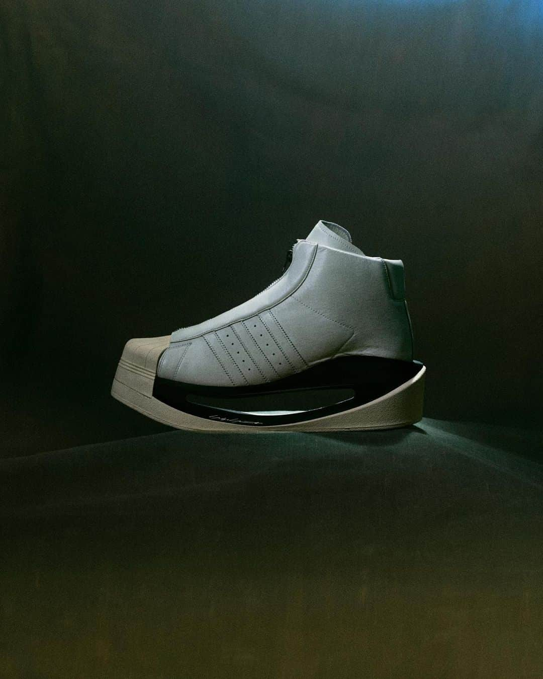 ワイスリーさんのインスタグラム写真 - (ワイスリーInstagram)「Introducing Y-3 GENDO ProModel.   Classic monochromatic pantones. Futuristic contours. Boldly innovating expectation.   Available from October 21st at adidas.com/y-3, CONFIRMED, in-store and through select retailers.   Lensed by @oscarfosterkane.  #adidas #Y3 #YohjiYamamoto」10月17日 18時48分 - adidasy3