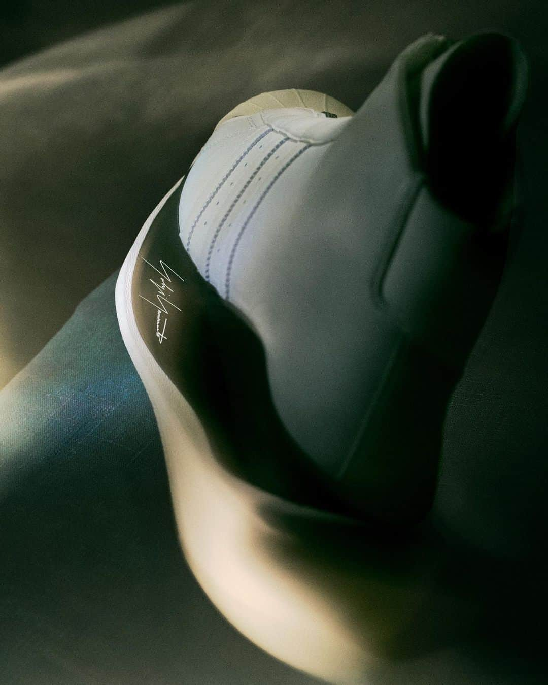 ワイスリーさんのインスタグラム写真 - (ワイスリーInstagram)「Introducing Y-3 GENDO ProModel.   Classic monochromatic pantones. Futuristic contours. Boldly innovating expectation.   Available from October 21st at adidas.com/y-3, CONFIRMED, in-store and through select retailers.   Lensed by @oscarfosterkane.  #adidas #Y3 #YohjiYamamoto」10月17日 18時48分 - adidasy3