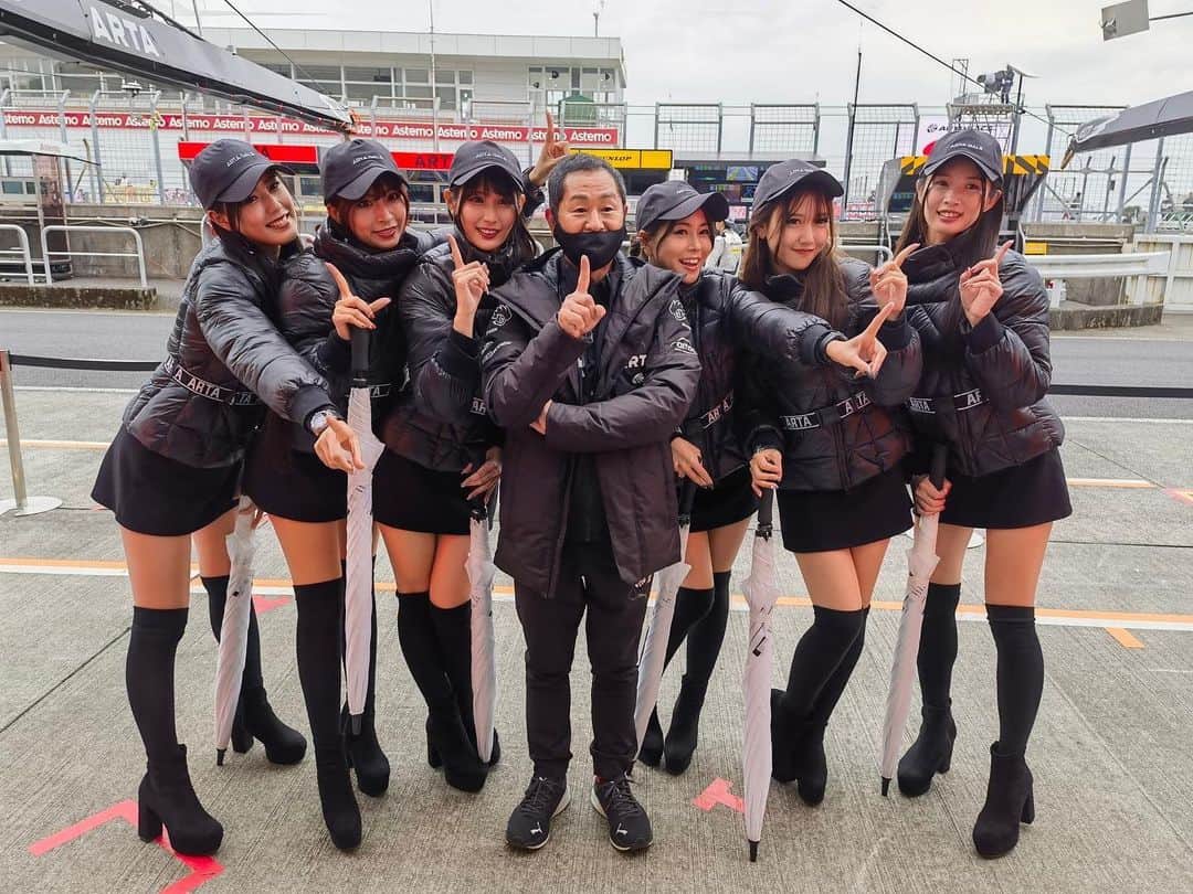 のインスタグラム：「／  #SUPERGT Rd.7  AUTOPOLIS GT 450km RACE🏎️ ＼   8号車 16号車 ARTAへの応援をありがとうございました✨  Rd.7 決勝レースの結果  MUGEN NSX-GT  8号車 ▶︎▶︎リタイア 16号車 ▶︎▶︎ 2位表彰台獲得🎊  今シーズン、レース終わりにこんなに沢山表彰台に連れて行ってもらえて嬉しいことはないです😭  16号車はPole To Winを目前に惜しくも2位となりましたが 長距離レースでタイヤも辛そうな中ペースの速い車に対して懸命にポジションを守っている姿が本当にかっこよかった🔥  8号車は予選日ではクラッシュ、 決勝では接触とアクシデントの中 チームで戦った1戦でした。  予選日、練習走行で破損したマシンを予選に間に合わせるよう修復、その思いに応えるように走り、終われば決勝に向け夜中までの修復作業🙏 レースウィーク、まともに睡眠も取れなかったと思います😭 8号車のドライバーお二人のメカさんへ向けたツイートも素晴らしくて、うるっときてました。  こんなチームを見れるのもあと一戦と思うと本当に寂しいです。  Rd.8 最終戦、 16号車はチャンピオンの可能性を持って挑みます。まずは16号車がその速さを茂木に刻み、シリーズを飾ることを信じ応援お願いいたします🔥  そして8号車、 開幕前からとんでもないタイムを見せてくれたり、ドライバーに不調が続いても必ず8号車に乗って走ってくれました。最終戦はマシン、ドライバー共に完全な状態で臨み最高の走りを見せてくれると信じ応援お願いいたします🔥  Rd.7、私は喉の不調の中参加させていただきましたが ステージでは今井みどりちゃん、藤井マリーちゃん、その他意思疎通の場面でチームの皆様に沢山助けていただきました。 何よりご心配下さった皆様、思うように会話が成り立たない中変わらず話しかけて下さった皆様、本当にありがとうございました。  Rd.8は私も万全で臨めるよう気をつけますのでまたよろしくお願いします！！  最後に、SUPER GT西日本、九州ラウンドは終了してしまいましたが ARTA GALSからマリーちゃんと私が  10/28、29(土日) スーパーオートバックス  ルート22北ナゴヤ店  『こどもばっくす』に参加します！  ぜひ、ちょこっとでも遊びにいらしてくださいね🥹🙏  #ARTA #MUGEN #ARTAMUGEN #AUTOBACS」
