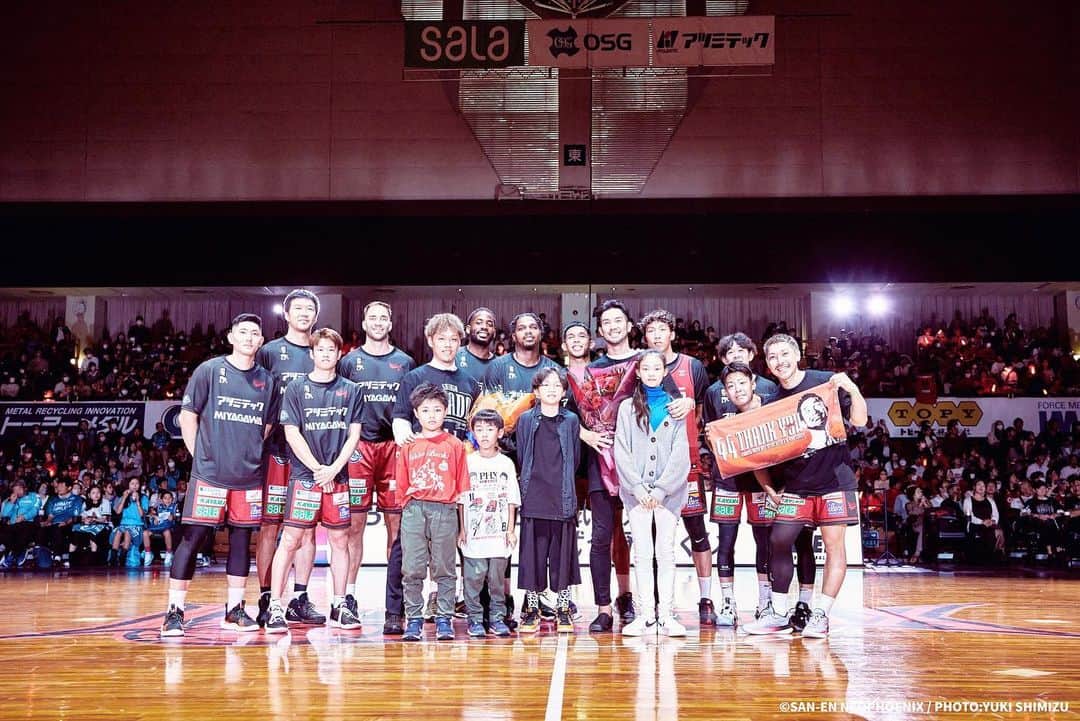 岡田慎吾のインスタグラム：「試合直前の大切な時間にあのような素晴らしいセレモニーを開催していただきありがとうございました  スピーチでも申し上げた通り、自分一人ではここまで現役を続けてくることは出来ませんでした  今まで関わってくださった全ての皆さまに感謝申し上げます  本当にありがとうございました  #三遠ネオフェニックス #岡田慎吾」