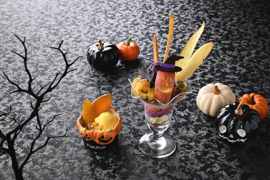 新宿プリンスホテルのインスタグラム：「. 🎃HAPPY HALLOWEEN🎃 ザ・ステーション カフェバーで販売している２つのスイーツが 10月31日まで期間限定ハロウィンver. に！！ ハロウィン仕様に着飾ったスイーツたちを、お楽しみください♪  ◆ハロウィンさつまいもパフェ 金額：￥1,600 時間：1:00P.M. ～ 4:30P.M. ◇さつまいもブリュレ かぼちゃアイス添え 金額：￥700 時間：1:00P.M. ～ 9:30P.M  ※数量限定となります。  Share your own images with us by tagging @shinjukuprincehotel ————————————————————— #Shinjuku #shinjukuprincehotel #princehotels #tokyo #japan #beautifulhotels #tokyohotel #hotellife #stayathotel #ThePreferredLife #halloween #新プリグラム #新宿 #プリンスホテル #新宿プリンスホテル #ホテル #レストラン #カフェ #カフェバー #ハロウィン #スイーツ」