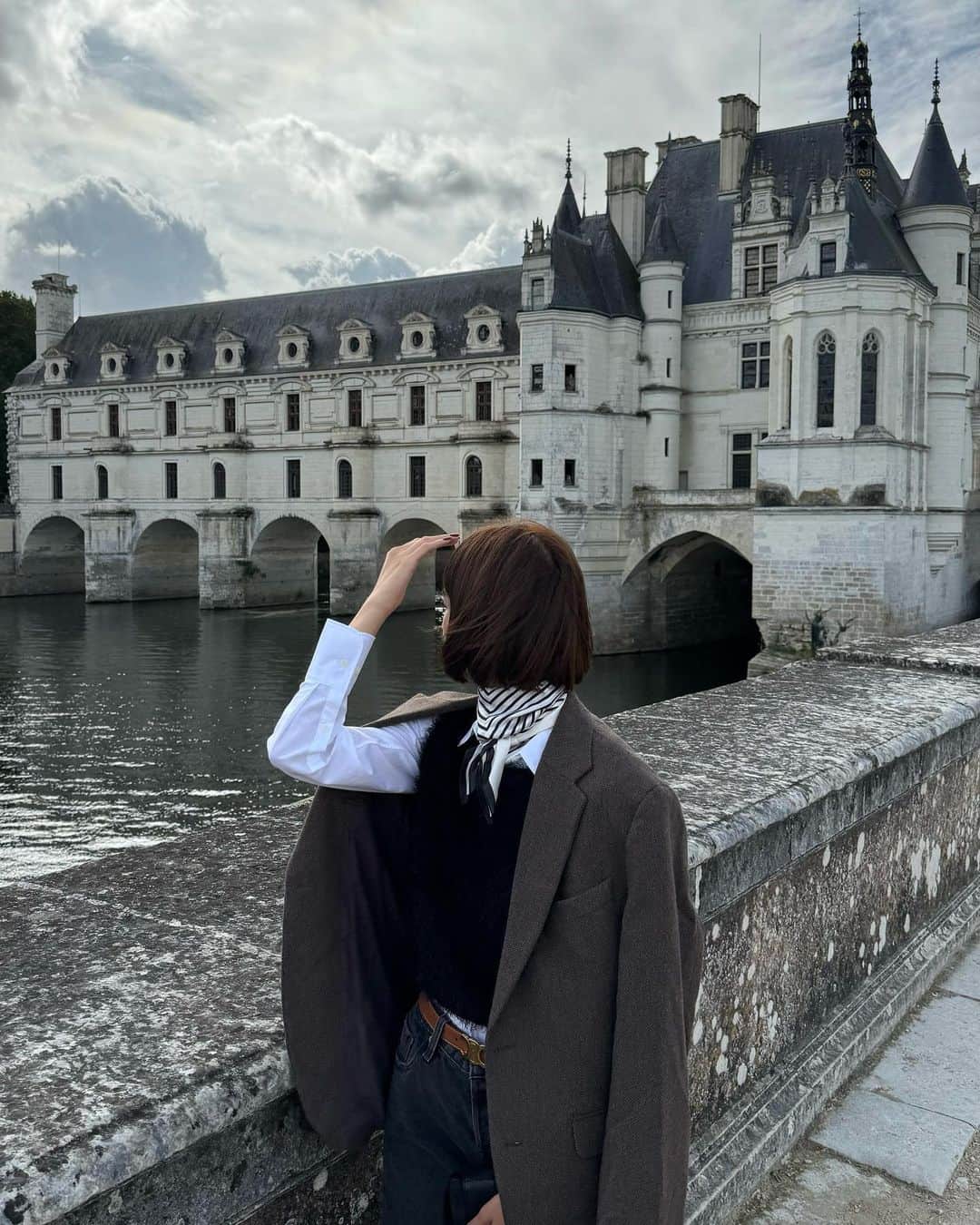 zussaさんのインスタグラム写真 - (zussaInstagram)「スカーフアレンジコーデ。🇫🇷  個人的には、都心を離れて 豊かな自然が織りなす景観の中に 佇むお城はどう言葉で表現しようかと 悩むほどに美しく お城ツアーもおすすめしたい。 贅沢な時間が流れていました。  #miroamurette#mirofilles#新婚旅行#フランス旅行#パリ#スカーフアレンジ」10月17日 19時01分 - niwatorigoya