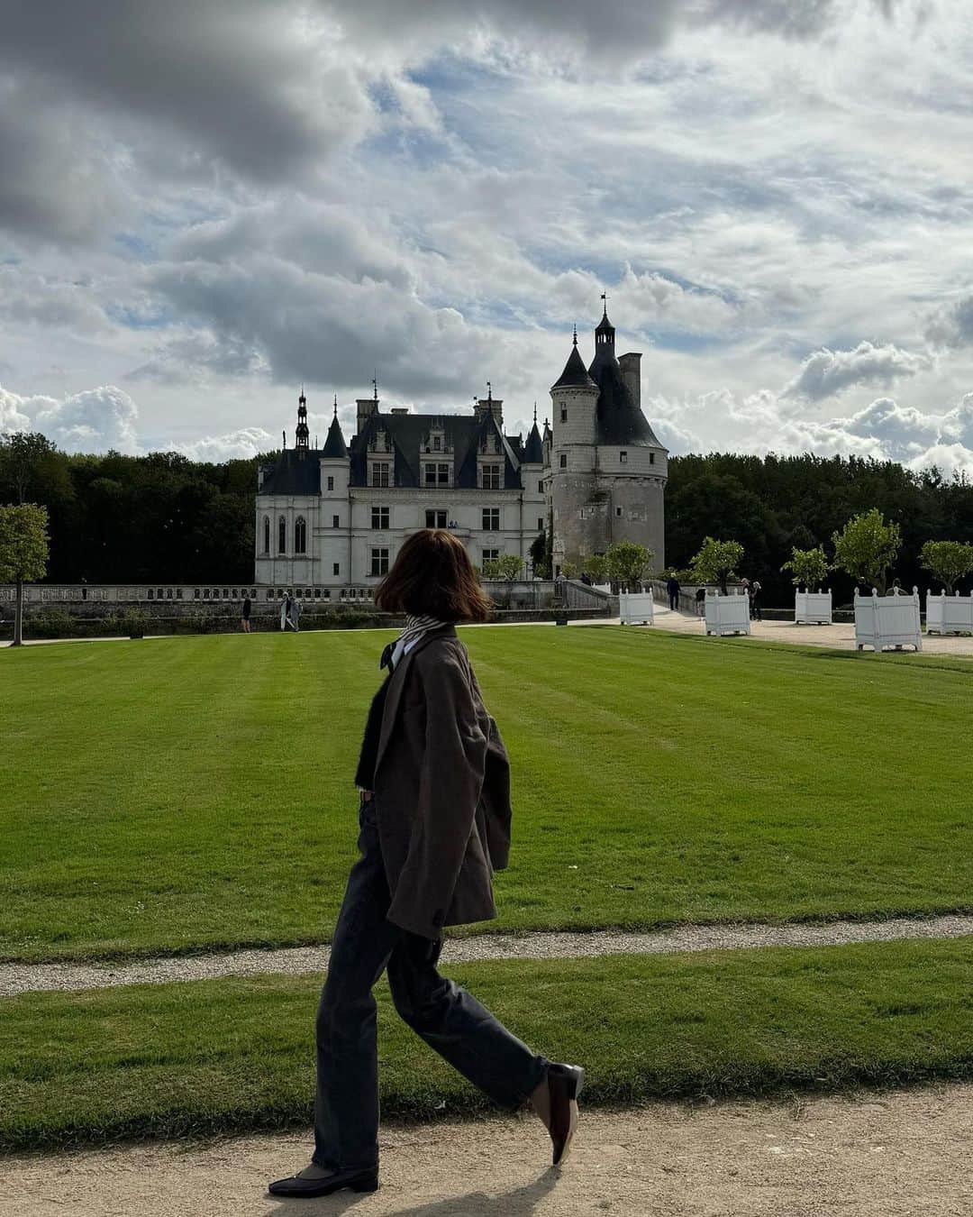 zussaさんのインスタグラム写真 - (zussaInstagram)「スカーフアレンジコーデ。🇫🇷  個人的には、都心を離れて 豊かな自然が織りなす景観の中に 佇むお城はどう言葉で表現しようかと 悩むほどに美しく お城ツアーもおすすめしたい。 贅沢な時間が流れていました。  #miroamurette#mirofilles#新婚旅行#フランス旅行#パリ#スカーフアレンジ」10月17日 19時01分 - niwatorigoya