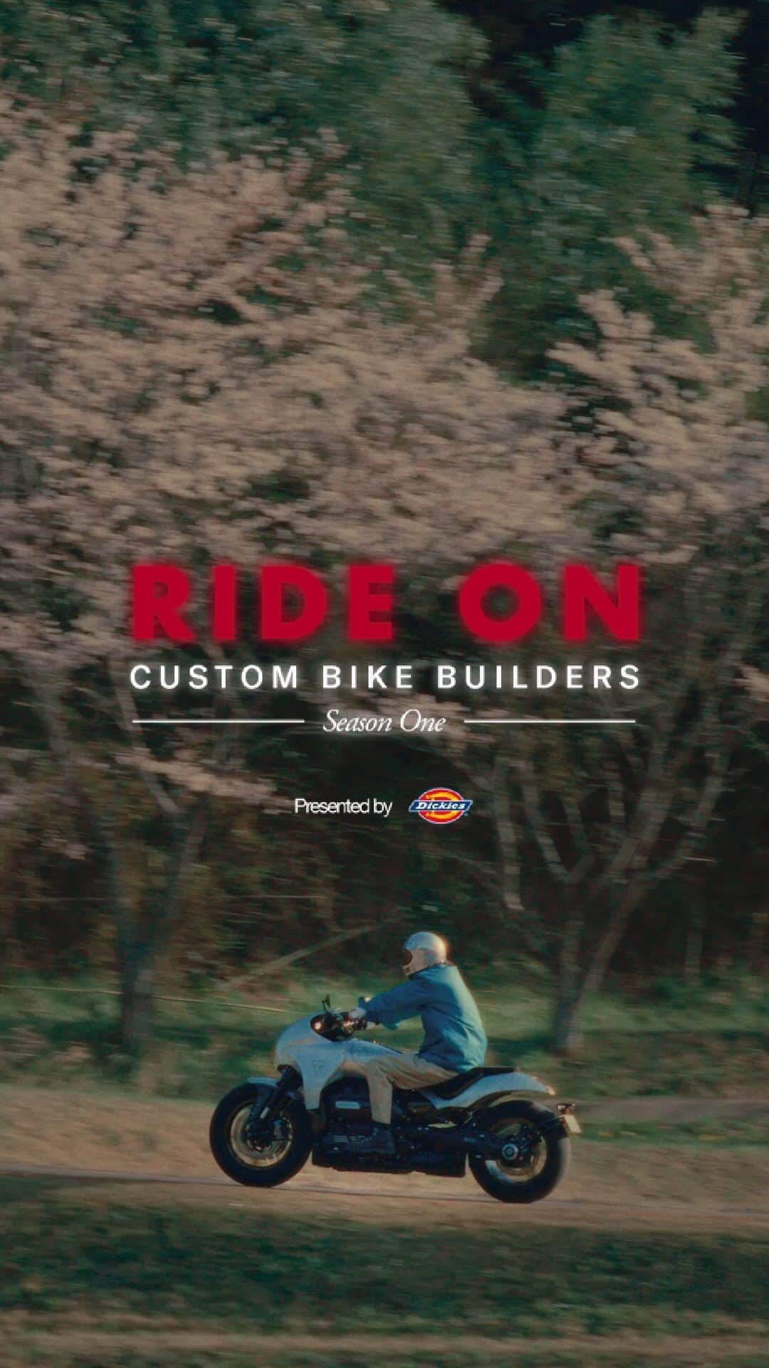 のインスタグラム：「ディッキーズ RIDE ON: シーズン 1  国内外で活躍を続ける全国各地のカスタムバイクビルダーを紹介するオリジナルシリーズ「RIDE ON」。シーズン１では日本が誇る４名を一話ずつ紹介してきました。滋賀のCUSTOM WORKS ZON吉澤氏、東京のWedge Motercycle二平氏、広島の平和モーターサイクル木村氏、そしてLOU peace design鈴木氏。彼らの流儀や信念に焦点を当てながら、子供時代のエピソードやこれまでの葛藤、子育てとの両立、支えてきてくれた家族や仲間の存在、これからの希望などについて伺いました。輝かしい経歴の舞台裏で彼らが見せる、素顔に迫ります。  全４話は🔗からフルでご覧いただけます。  #Dickies #ディッキーズ #DickiesRideOn #ディッキーズライドオン」