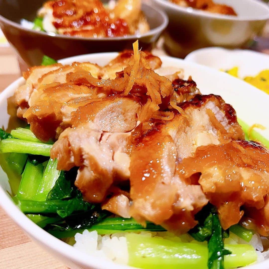 トテンのインスタグラム：「照り焼き丼。生姜たっぷり入れて煮詰めたタレがごはんに染みておいし〜〜🤤💓💓 小松菜に軽く塩を振って炒めたのもお肉によく合います🙌🏻  明日はたいぽんの駅伝です。お弁当がいるとさっき聞かされました… 分かってたら照り焼きちょっと取っておいたのに😂」