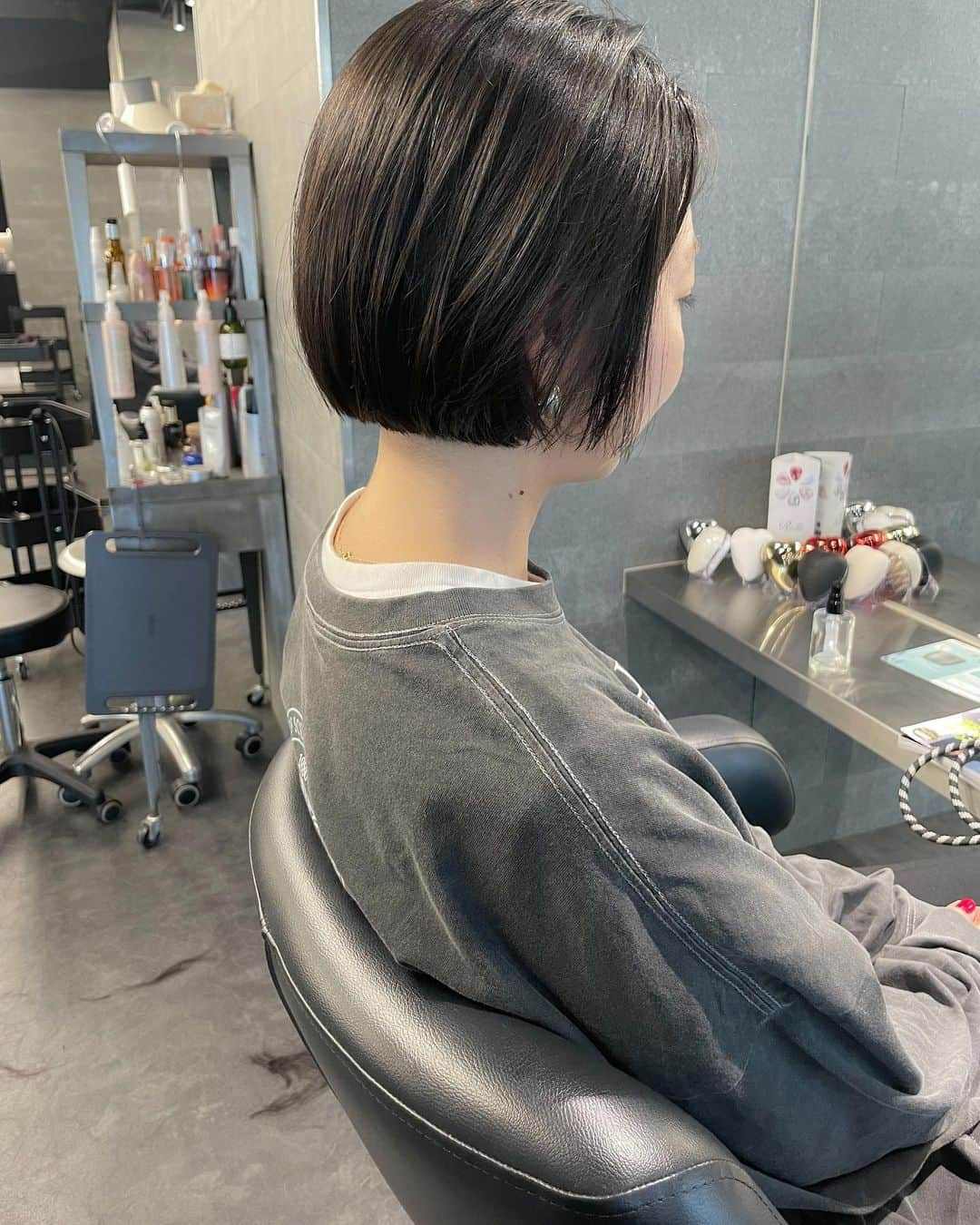 YUMIKOさんのインスタグラム写真 - (YUMIKOInstagram)「ミニボブ✂︎ 地毛でも可愛い☺︎ 襟足は限りなく短くカット こんくらい切っちゃうの 躊躇しちゃう人もいますが 可愛いのです👌🏻  ドライヤーしただけっ⤴︎  #札幌美容師#札幌美容室#札幌ボブ#ママボブ #ミニボブ#결혼식#헤어#좋아요#卒業式ヘア#홋카이도」10月17日 18時54分 - yumitasu1105