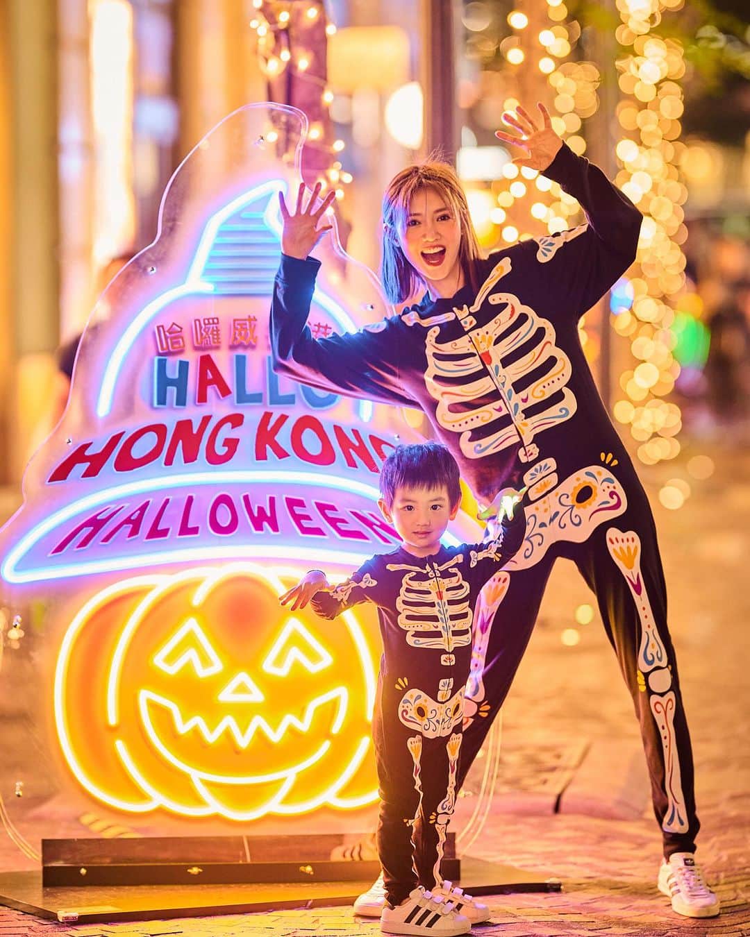 Elva Niさんのインスタグラム写真 - (Elva NiInstagram)「*Trick-or-Treat*👻 Virgil今年的第一個halloween造型，也有可能是唯一一個，因為其他造型包裹滯留🫣不過那天晚上這位小小skeleton 都好配合！🎃  現在在香港不同地點，都可以找到很多可愛趣緻而且色彩繽紛的笑瞇瞇南瓜、鬼馬幽靈和糖果小食等萬聖節造型裝飾，快點一起帶小朋友出動打卡，同他們一齊感受下Halloween的鬼馬氣氛啦👻  @discoverhongkong  #HalloHongKongHalloween #哈囉威香港 #discoverhongkong」10月17日 18時55分 - misselvani