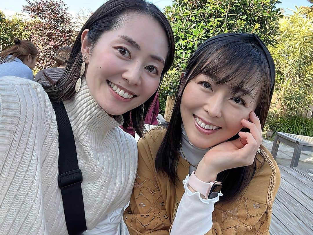 伊藤えみのインスタグラム：「福岡で優しさのかたまりをもらったよ☺️行きは身軽だったのに帰りは重量オーバーで超過料金払わなきゃならないくらいに、胸がいっぱいギューギューずっしり、幸せな重み✈️🥹❣️  #谷桃子 #伊藤えみ #久しぶりのツーショット #お馴染みのツーショット」