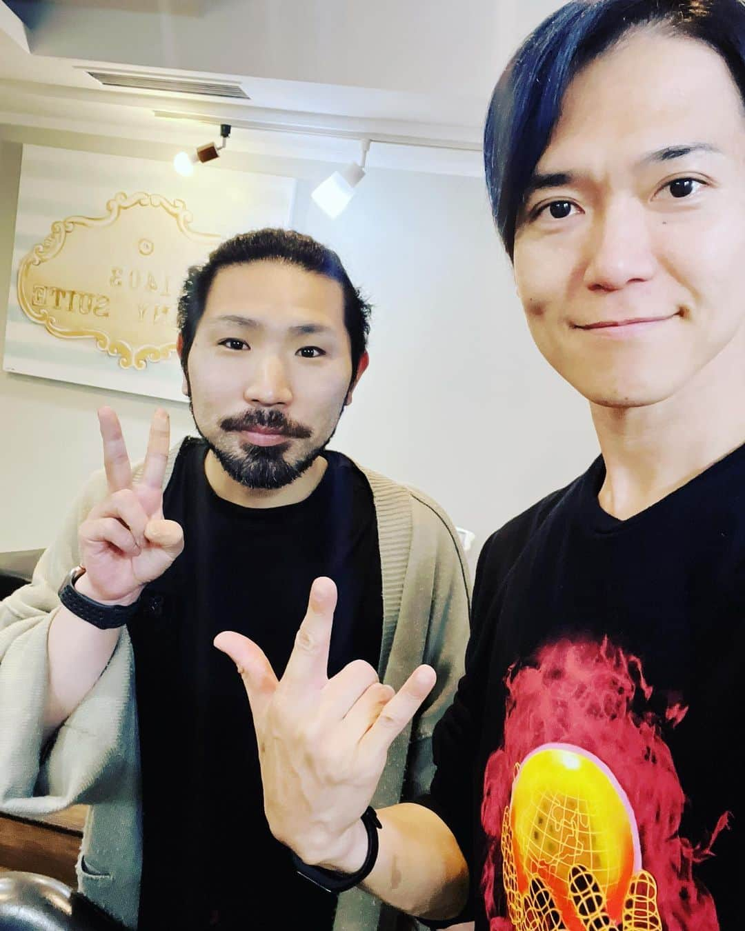 SHINPEIのインスタグラム：「新宿COREさんで、髪をサッパリとカット ⁡ 前回と同じくブルーカラーにもしてもらいましたっ ⁡ 山田君、忙しい中素早く丁寧に仕上げてくれていつもありがとう！またお伺いしまーす^_^ ⁡ #CORE #新宿CORE」