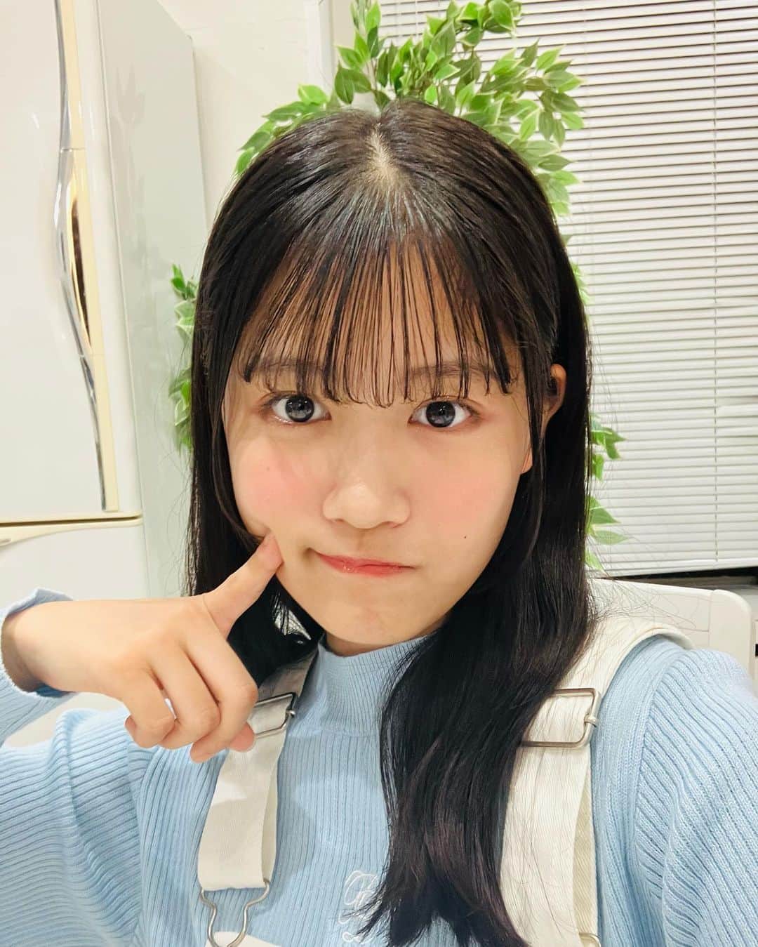 のインスタグラム：「・ 皆さんこんにちは！ヒメノです👑🧡  『ニコモのぱっつん前髪セルフカット!!』 のオフショです🤞  ヒメノ流の前髪の切り方紹介してます！  是非参考にしてくれると嬉しいです💗 詳しくはニコラ11月号P25をチェック！  #ニコラ #nicola#ニコラ11月号発売中  #ニコラ11月号 #ニコモ #青山姫乃 #ヒメノ #前髪セルフカット #前髪」