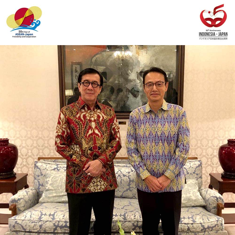 石井正文のインスタグラム：「Pada tanggal 13 Oktober, saya mengundang makan malam Bapak Yasonna, Menteri Hukum dan Hak Asasi Manusia ke rumah dinas saya. Pada acara tersebut saya dan Bapak Yasonna bertukar pendapat mengenai kerja sama hukum antara Jepang dan Indonesia di masa depan, dan akan terus mendorong kerja sama hukum antara Jepang dan Indonesia. Saya juga turut mendoakan kesuksesan sesi tahunan Asian-African Legal Consultative Organization (AALCO, yang dimana Jepang adalah negara anggota aslinya) ke-61, yang dimulai pada tanggal 16 Oktober di Bali!  １０月１３日、ヤソンナ法務・人権大臣を公邸にお招きし、今後の日インドネシアの法務協力について意見交換を行いました。引き続き、日インドネシア間の法務協力を進めていきます。また、バリで１６日から始まるアジア・アフリカ法律諮問委員会（AALCO、日本も原加盟国です。）の成功をお祈りしました！  #65indonesiajepang #65japanindonesia #50aseanjapan #jepang #dubesjepang #dubeskanasugi」