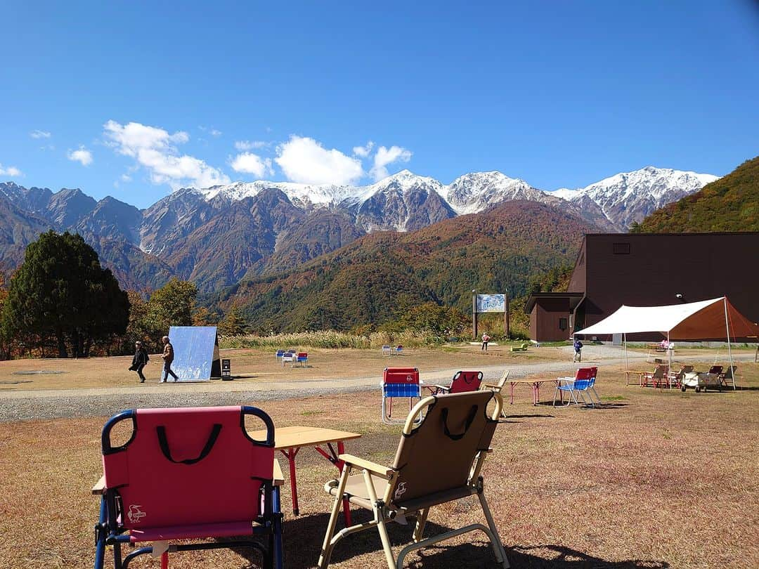 白馬岩岳スノーフィールドさんのインスタグラム写真 - (白馬岩岳スノーフィールドInstagram)「【THE DAY】 北アルプスは中段辺りの紅葉が色濃くなり、山頂付近の冠雪も見え、三段紅葉が現れました。岩岳山頂も色づきがよく、どこを切り取っても絵になりました。 まさに見頃を迎えております。 今しか見られない景色をぜひ見にお越しください。  #白馬岩岳マウンテンリゾート #白馬マウンテンハーバー #白馬ヒトトキノモリ #白馬ヤッホースイング #白馬ジャイアントスウィング #hakubagiantswing #長野県 #白馬村 #白馬 #白馬岩岳 #絶景 #絶景テラス #絶景ブランコ #北アルプス #白馬三山 #紅葉シーズン #紅葉狩り #お出かけスポット #三段紅葉 #ベストシーズン  #長野旅行 #秋の風景 #秋旅  #nagano #hakuba #hakubavalley #hakubaiwatake #iwatake #autumncolors  #hakubaiwatakemountainresort」10月17日 19時00分 - hakuba_iwatake