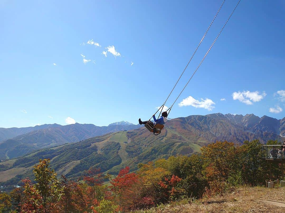 白馬岩岳スノーフィールドさんのインスタグラム写真 - (白馬岩岳スノーフィールドInstagram)「【THE DAY】 北アルプスは中段辺りの紅葉が色濃くなり、山頂付近の冠雪も見え、三段紅葉が現れました。岩岳山頂も色づきがよく、どこを切り取っても絵になりました。 まさに見頃を迎えております。 今しか見られない景色をぜひ見にお越しください。  #白馬岩岳マウンテンリゾート #白馬マウンテンハーバー #白馬ヒトトキノモリ #白馬ヤッホースイング #白馬ジャイアントスウィング #hakubagiantswing #長野県 #白馬村 #白馬 #白馬岩岳 #絶景 #絶景テラス #絶景ブランコ #北アルプス #白馬三山 #紅葉シーズン #紅葉狩り #お出かけスポット #三段紅葉 #ベストシーズン  #長野旅行 #秋の風景 #秋旅  #nagano #hakuba #hakubavalley #hakubaiwatake #iwatake #autumncolors  #hakubaiwatakemountainresort」10月17日 19時00分 - hakuba_iwatake