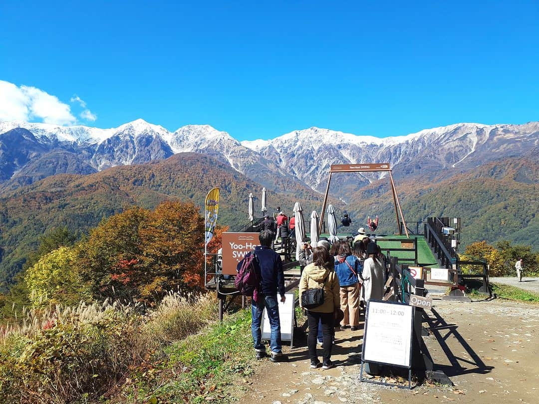 白馬岩岳スノーフィールドさんのインスタグラム写真 - (白馬岩岳スノーフィールドInstagram)「【THE DAY】 北アルプスは中段辺りの紅葉が色濃くなり、山頂付近の冠雪も見え、三段紅葉が現れました。岩岳山頂も色づきがよく、どこを切り取っても絵になりました。 まさに見頃を迎えております。 今しか見られない景色をぜひ見にお越しください。  #白馬岩岳マウンテンリゾート #白馬マウンテンハーバー #白馬ヒトトキノモリ #白馬ヤッホースイング #白馬ジャイアントスウィング #hakubagiantswing #長野県 #白馬村 #白馬 #白馬岩岳 #絶景 #絶景テラス #絶景ブランコ #北アルプス #白馬三山 #紅葉シーズン #紅葉狩り #お出かけスポット #三段紅葉 #ベストシーズン  #長野旅行 #秋の風景 #秋旅  #nagano #hakuba #hakubavalley #hakubaiwatake #iwatake #autumncolors  #hakubaiwatakemountainresort」10月17日 19時00分 - hakuba_iwatake