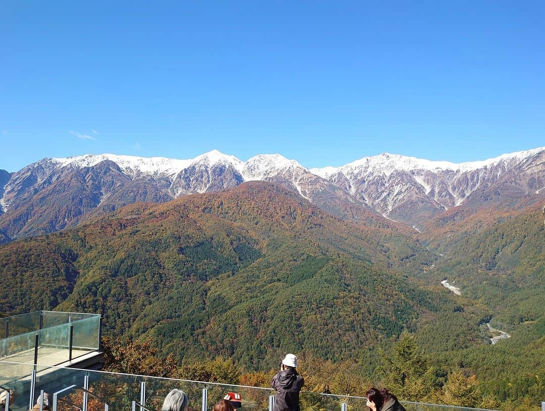 白馬岩岳スノーフィールドさんのインスタグラム写真 - (白馬岩岳スノーフィールドInstagram)「【THE DAY】 北アルプスは中段辺りの紅葉が色濃くなり、山頂付近の冠雪も見え、三段紅葉が現れました。岩岳山頂も色づきがよく、どこを切り取っても絵になりました。 まさに見頃を迎えております。 今しか見られない景色をぜひ見にお越しください。  #白馬岩岳マウンテンリゾート #白馬マウンテンハーバー #白馬ヒトトキノモリ #白馬ヤッホースイング #白馬ジャイアントスウィング #hakubagiantswing #長野県 #白馬村 #白馬 #白馬岩岳 #絶景 #絶景テラス #絶景ブランコ #北アルプス #白馬三山 #紅葉シーズン #紅葉狩り #お出かけスポット #三段紅葉 #ベストシーズン  #長野旅行 #秋の風景 #秋旅  #nagano #hakuba #hakubavalley #hakubaiwatake #iwatake #autumncolors  #hakubaiwatakemountainresort」10月17日 19時00分 - hakuba_iwatake