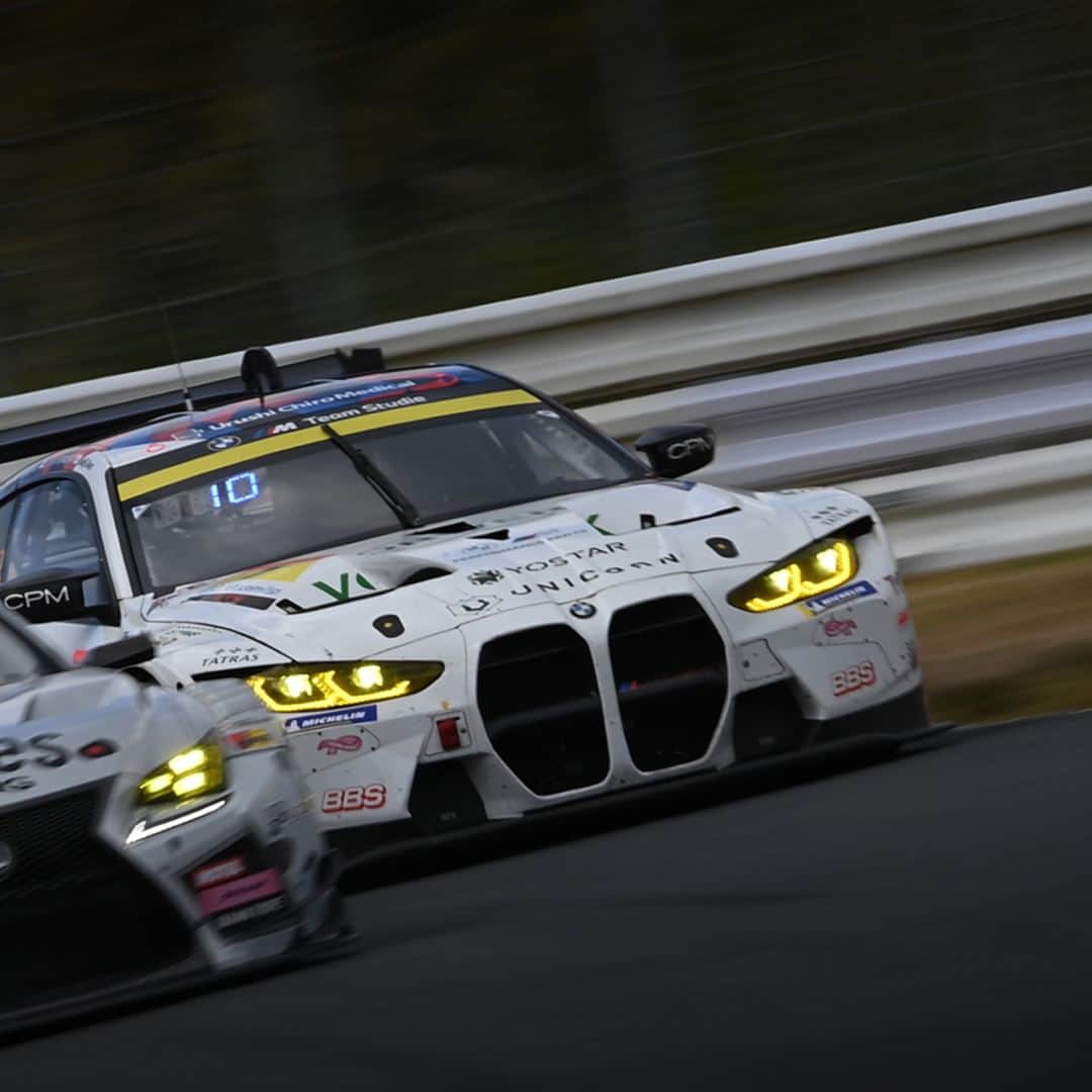 BMW Japanさんのインスタグラム写真 - (BMW JapanInstagram)「いいねを押して一緒にBMW M TeamStudieを応援しましょう。 AUTOBACS SUPER GT 2023 SERIES Round.7 AUTOPOLIS GT 450km RACE シーズン最終戦に突入。  サクセスウェイトを半分下ろして戦う、オートポリスでは初めての450kmのレース。 予選Q1を担当するBruno Spengler選手はBグループ4番手タイムで予選進出。予選Q2を担当する荒選手は、決勝へ向けたタイヤでアタックするもライバルチームのタイムアップがあり11番手で予選Q2を終えた。  迎えた決勝。11番手からスタートするStudie BMW M4には荒選手が乗り込む。途中マシンにトラブルが発生するも周囲に感じさせないタイムで走行を重ね、54周目に6番手ポジション。後半を担当するBruno Spengler選手。Studie BMW M4の結果はいかに。  決勝レポートの詳細は @bmwjapan アカウントトップのURLからチェック。  #BMW #BMWJapan #駆けぬける歓び #BMWM #SuperGT #TeamStudie #BMWMTeamStudie #BMWmotorsport #SupergGTcameraclub #StudieBMWM4 #荒聖治 #brunospengler #AUTOPOLIS #オートポリス」10月17日 19時00分 - bmwjapan