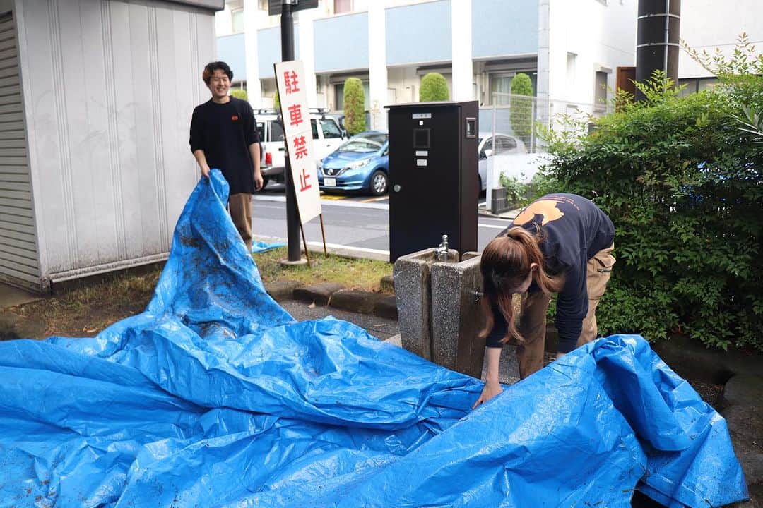 【公式】東京コミュニケーションアート専門学校ECOさんのインスタグラム写真 - (【公式】東京コミュニケーションアート専門学校ECOInstagram)「10月15日（日） 葛西まつりが行われ、動物ワールドの学生さん達が参加し、会場を盛り上げました😊  雨天にも関わらず、多くのお客様が訪れていたようです😳 午後は何とかお天気も回復し、皆さん楽しんで頂けたのではないでしょうか？  びしょ濡れになりながらも、1日笑顔で頑張った学生さん達に拍手です👏 合間の休憩時間には、イベントを見学して学生さんも楽しんだそうです🌱  学生の皆さん、お疲れ様でした😊 また、ご来場下さった皆様、ありがとうございました✨  ちなみにお写真内にある動物✖︎紅葉のイラストも、学生さんが描いてくれたそうです😽🍁  . ・－・－・－・－・－・－・－・－・ ⁡ 学校説明会やオープンキャンパスも実施しております🐰🌱 ぜひご参加ください🕊🛰 ⁡ ・－・－・－・－・－・－・－・－・ ⁡ #tca東京eco動物海洋専門学校 #tcaeco #動物 #海洋 #ペット #自然環境 #恐竜 #専門学校 #オープンキャンパス #oc #進路 #動物園 #飼育員 #葛西まつり」10月17日 19時00分 - tca_eco
