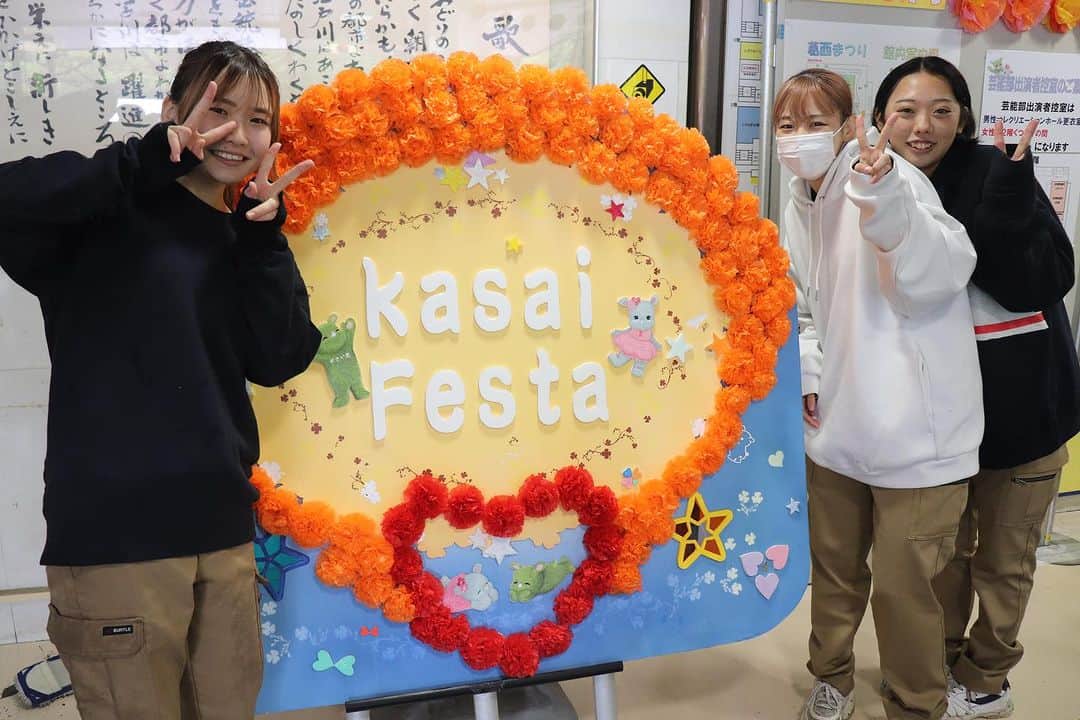 【公式】東京コミュニケーションアート専門学校ECOさんのインスタグラム写真 - (【公式】東京コミュニケーションアート専門学校ECOInstagram)「10月15日（日） 葛西まつりが行われ、動物ワールドの学生さん達が参加し、会場を盛り上げました😊  雨天にも関わらず、多くのお客様が訪れていたようです😳 午後は何とかお天気も回復し、皆さん楽しんで頂けたのではないでしょうか？  びしょ濡れになりながらも、1日笑顔で頑張った学生さん達に拍手です👏 合間の休憩時間には、イベントを見学して学生さんも楽しんだそうです🌱  学生の皆さん、お疲れ様でした😊 また、ご来場下さった皆様、ありがとうございました✨  ちなみにお写真内にある動物✖︎紅葉のイラストも、学生さんが描いてくれたそうです😽🍁  . ・－・－・－・－・－・－・－・－・ ⁡ 学校説明会やオープンキャンパスも実施しております🐰🌱 ぜひご参加ください🕊🛰 ⁡ ・－・－・－・－・－・－・－・－・ ⁡ #tca東京eco動物海洋専門学校 #tcaeco #動物 #海洋 #ペット #自然環境 #恐竜 #専門学校 #オープンキャンパス #oc #進路 #動物園 #飼育員 #葛西まつり」10月17日 19時00分 - tca_eco