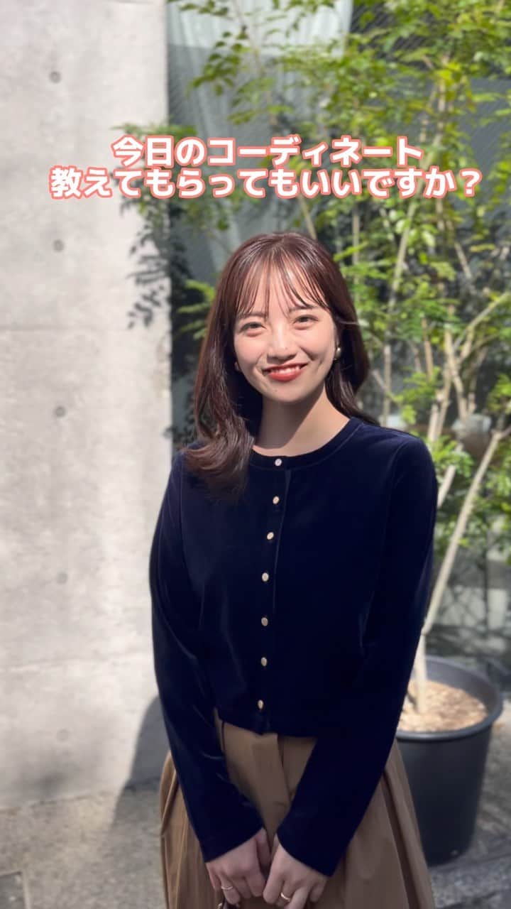 のインスタグラム：「リアルバイしたこのカーディガン♡♡  大好きなベロアにちょっとレトロなゴールドボタン🥰 ブラウンベージュのスカートを合わせたらTHE秋コーデが完成した🍂🍂 赤の靴下を差し色にしてさらにレトロさをプラスしたよ❤️  #小柄コーデ #小柄女子 #小柄ファッション #低身長コーデ #低身長女子 #低身長ファッション #149cmコーデ #150cmコーデ #秋服コーデ #秋服 #カーディガン #ベロア」