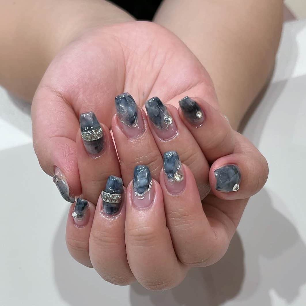 餅田コシヒカリさんのインスタグラム写真 - (餅田コシヒカリInstagram)「new nail 💅💙  天才…🤤🫶 シルバーのマグネットとパーツが冬っぽさあって良き⛄️❄️  #ネイル #ジェルネイル #マグネット #ネイルデザイン #ブルー #可愛い #毎回天才 #夢の話で #盛りあがる  #意識しちゃうよね  #センス #オブ #センス」10月17日 19時00分 - koshihikarimochida0000