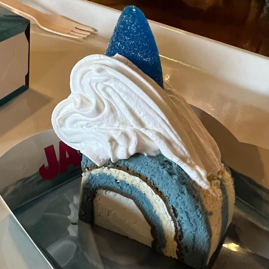 池田鉄洋さんのインスタグラム写真 - (池田鉄洋Instagram)「つ、つい、頼んじゃったジョーズcake…… ヒレはグミなんだわ  ♪ズンダンズンダンズンダンズンダン！キャン！」10月17日 19時02分 - ikedatetsuhiro