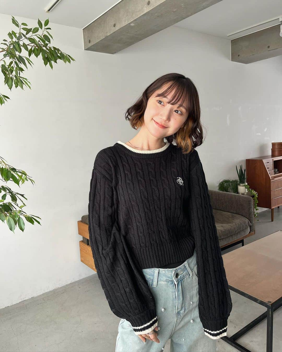 高井真菜のインスタグラム：「この日のヘアアレンジ、私のお風呂上がりの癖っ毛に凄く似てました。🥦  #秋服撮影」