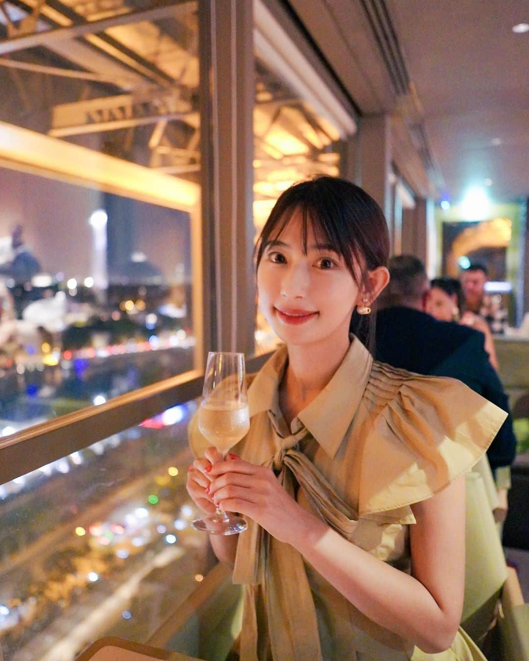 日野礼香のインスタグラム：「𝐂𝐇𝐈𝐄𝐑𝐔 𝐈𝐍 𝐏𝐀𝐑𝐈𝐒.𝟔  エッフェル塔でディナー🍸 第1展望台にあるMadame Brasserieというお店です✨ どのお料理も本当に美味しいしパリの街やセーヌ川を眺めながら食事ができて最高でした🥹 そしてパリに来たら絶対見たい シャンパンフラッシュも綺麗でした✨✨  #paris #france #tripstagram #travelstagram #francetravel #paristravel #eiffeltower #madamebrasserie #champagneflash #パリ #フランス #海外旅行 #旅スタグラム #パリ旅行 #フランス旅行 #旅好き女子 #タビジョ #旅行コーデ #旅行好き #海外旅行好き #旅游 #エッフェル塔 #マダムブラッスリー #シャンパンフラッシュ #ディナー #夜景 #スカートで旅するchieru」