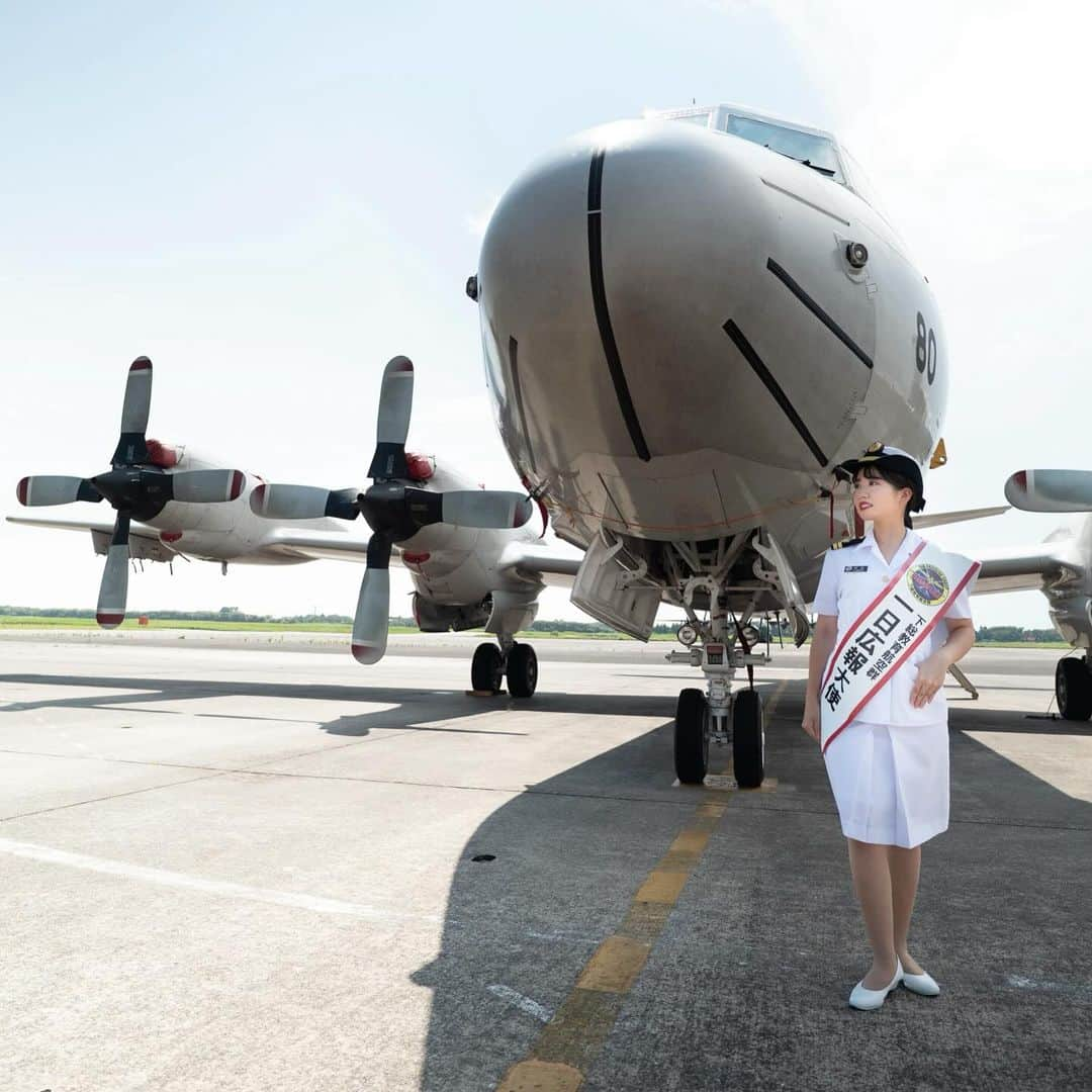 中谷彩伽さんのインスタグラム写真 - (中谷彩伽Instagram)「. 海上自衛隊 下総航空基地 下総教育航空群 一日広報大使 . 以前一日広報大使を務めさせていただいた時のお気に入りの写真📷✨  10月21日(土)に下総航空基地64周年記念行事があるみたいですね👀 今回はスケジュールの関係で行くことが難しいのですがまた下総航空基地に行けたらいいなあ🤍⚓️  ✎︎＿＿＿＿＿＿＿＿＿＿＿＿＿＿ オファーを検討して下さっている企業様へ  たくさんのタレントさんがいらっしゃる中から、 なかやんを見つけて下さり、ご検討いただきありがとうございます！ 御社のご希望をヒアリングさせていただき、 過去出演事例など必要資料をご提示させていただくことも可能です。 事務所に所属せず個人で仕事を行っておりますが、個人との取引が難しい場合には、私が登録する法人を介してのオファー受注も行っております。 ぜひ一度プロフィールのメールアドレスよりご連絡をいただけますと幸いです。 ✎︎＿＿＿＿＿＿＿＿＿＿＿＿＿＿  . . . #一日広報大使 #広報大使 #広報 #防衛省 #海上自衛隊 #自衛隊 #下総航空基地 #下総教育航空群 #航空基地 #基地活 #基地 #海自 #自衛隊 #自衛官 #哨戒機 #海上自衛官 #一日艦長 #プロペラ機 #jmsdf #タスキ  #自衛隊広報支援 #中谷彩伽 #なかやん #なかやん出演歴」10月17日 19時05分 - nakaya_ayaka_78