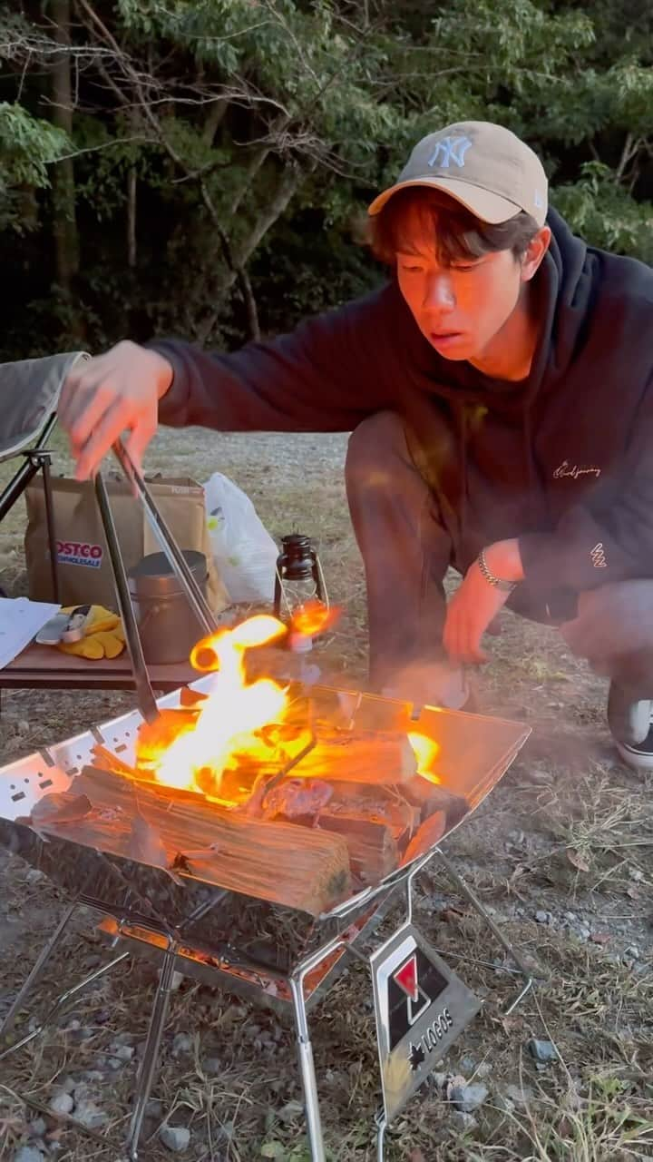 永石拓海のインスタグラム：「公弥と焚き火しながら男メシ🔥 外で食べたら10倍美味い！！！！笑  #アビキャン  #ながいし食堂 #ホルモン炒め  #キャンプ初心者  #キャンプ飯」