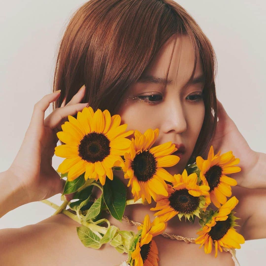 Reiのインスタグラム：「🌻NEW VISUAL🌻 ENG/JP  今夜24:00リリースされる New Single "Sunflower" の ジャケット写真を一足先に 公開しちゃいます🌻  大切なひとと過ごした季節を思い出す、 切なくも前向きなポップロックチューン。 ひまわりの首飾りは花びらが ところどころ抜け落ちています。  リリースを記念して、 期間限定でアー写もひまわり仕様になりました。 今夜24:00配信開始です。 聴いたらメンションで感想 聞かせてください🌻  そして明日は21:00から インスタライブも行います🎉 ぜひ遊びにきてください🌻  Team Sunflower: Art Direction: Rei and @halloweenmen  styling: @hayashi_takayuki_stylist  photo: @taksugitaphoto  beauty: @harukaaaaaa0819   My New Single "Sunflower" will be released tonight at 12PM JST! The artwork and cover art is outstanding as well. I changed my profile pic celebrating the release of the song.  Make sure you check out my new single, mention me in your stories too!」