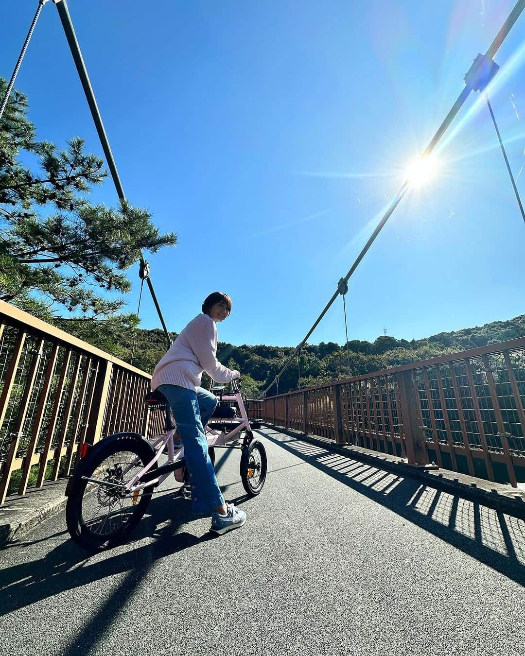 細田阿也さんのインスタグラム写真 - (細田阿也Instagram)「@carrier.bike  #carrier  #電動アシスト三輪自転車   来春発売に向けて #浜松 の #都田総合公園 にて 撮影でした！  試乗してみると 前輪2輪なので安定感、安全性も高く、 前カゴもスーパーのカゴがすっぽり入る大容量 座り心地もよく 漕ぎ出しもスイスイ 坂道も快適でした✨  スマートで安心して乗車できるので 免許返納後のシニアの皆様や ママさん向けにあらゆる方への優しさ満載！  まさに　#電動自転車 から #クロスバイク に替えてしまい🥹  電動のありがたみを切に感じていたので、  漕げば漕ぐほど 感動満載でした！🥹  兼ねてよりお世話になっている　@filments2018  @fukase1224  深瀬さんのお声がけによりステキなご縁頂き #浜松 に呼んでくださり ありがとう🥹  また改めて動画配信など ご案内させて頂きます🧏🏻‍♀️  撮影日和な快晴の元☀️ ワイワイしながら楽しいロケでございました🥹  何より気にかけて頂ける優しさが嬉しゅうございます！  浜松の気候も、人柄も、ご縁もあったかく♡ 心癒されたロケでございました🥹」10月17日 19時07分 - hosodaaya