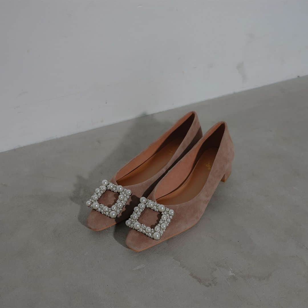 のインスタグラム：「⁡ - Daniella & GEMMA 2023 Fall & Winter Collection  Square Pearl Motif Flat Shoes No.DA23192_Black Suede.Beige Suede.Pink Suede  ■ONLINE STORE danigemma.com  ■店舗リスト 渋谷ヒカリエ3F 伊勢丹新宿店2F そごう横浜店B1F 京都高島屋2F  -  #daniellaandgemma#danigemma#shoes#fall#winter#collection#ダニエラアンドジェマ#ダニジェマ#秋#冬#コレクション#newarrivals」