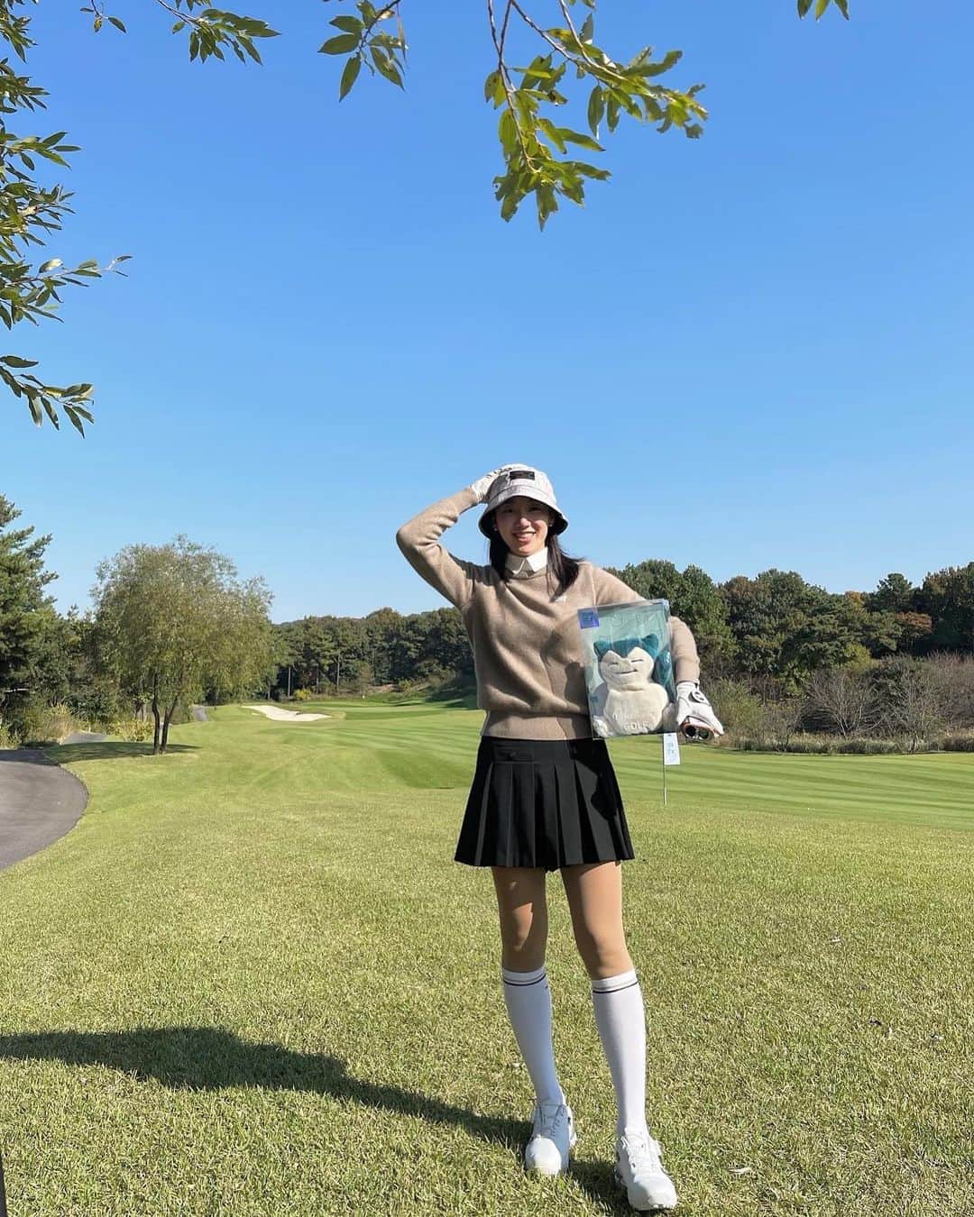 金惠理のインスタグラム：「오늘은 잠만보 데리고 옴!!! . 신나는 가을골프🍁😍」