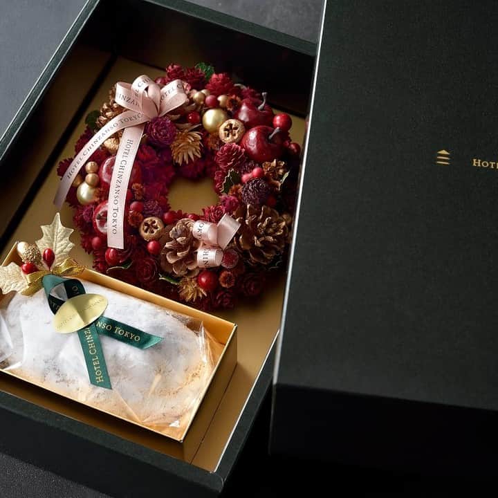 のインスタグラム：「. オンラインショップ限定　 クリスマスギフトセット早期予約割引実施中🎁 10/31（火）17時まで ￥12,800 ⇒ ￥9,800  クリスマスリースとクリスマスの定番スイーツ「シュトーレン」をセットにした特別仕様のギフトボックスです。  お世話になった方へ感謝の気持ちを込めて、クリスマスギフトを贈りませんか？🎄  この投稿に「ギフト」とコメントすると、商品のご案内をDMでお送りします📥  @hotelchinzansotokyo_official  @hotelchinzansotokyo_wedding  #クリスマスギフト #ギフト #gift #prezent  #贈り物 #クリスマス #プレゼント」