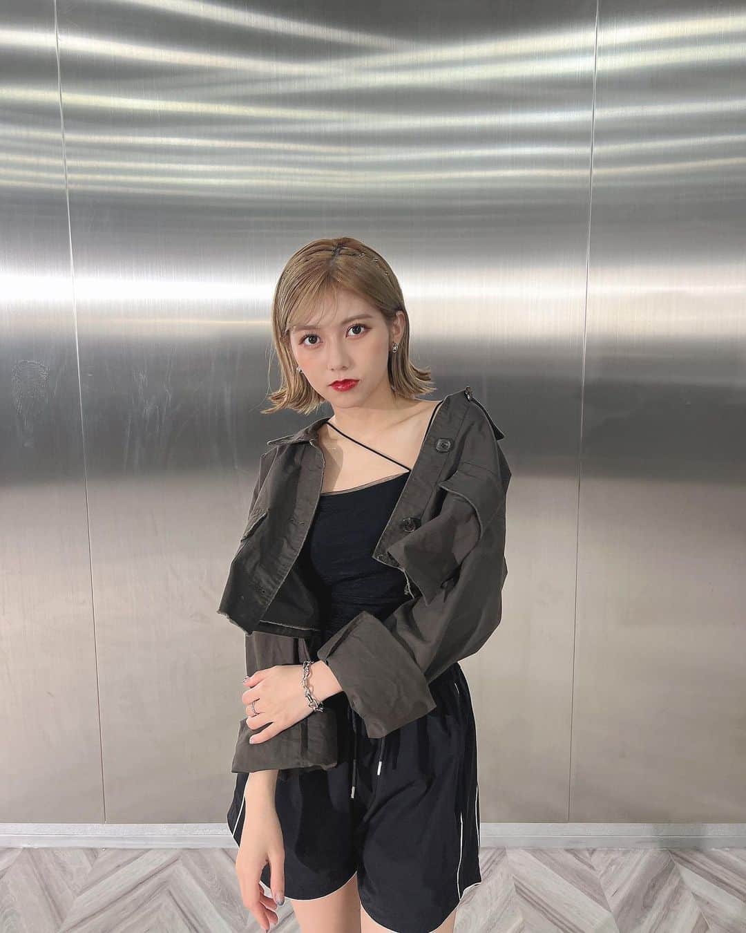 鈴木萌花のインスタグラム：「⁡ ⁡ 「Fly Out」Dance practice ⁡ かっこいいですか⁇♡」