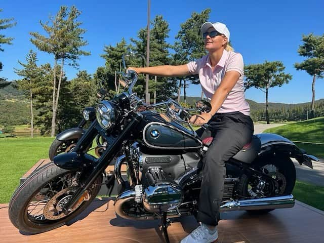 アンナ・ノルドクビストさんのインスタグラム写真 - (アンナ・ノルドクビストInstagram)「Difficult roads often lead to beautiful destinations.   BMW championship in Korea this week… we need some good clubs on the par 3s this week @golfmariab 😉☺️ 🚙 🏍️」10月17日 19時12分 - a_nordqvist