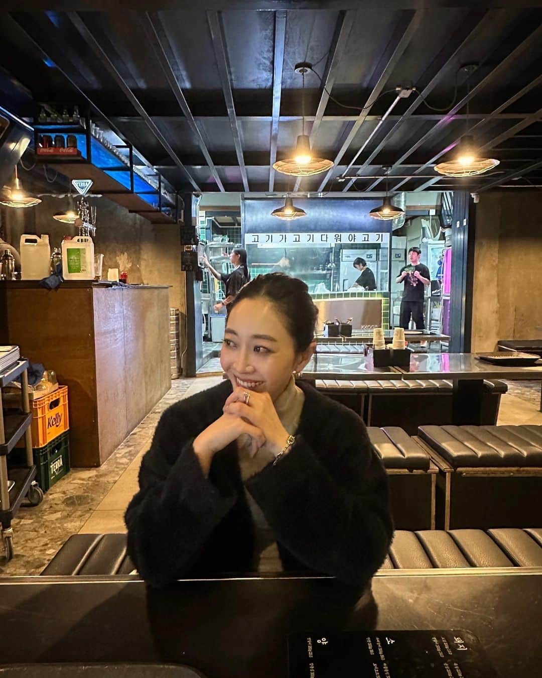 yonfa0823のインスタグラム：「韓国出張に来てます☺️  昨日到着しいつものカフェで ミーティング後、 親戚のお姉ちゃんと夜ご飯🌙  7枚目のカタツムリ🐌みたいのは豚の皮❤️‍🔥  こちらはやはり夜は冷えますね🍂  . . . .」