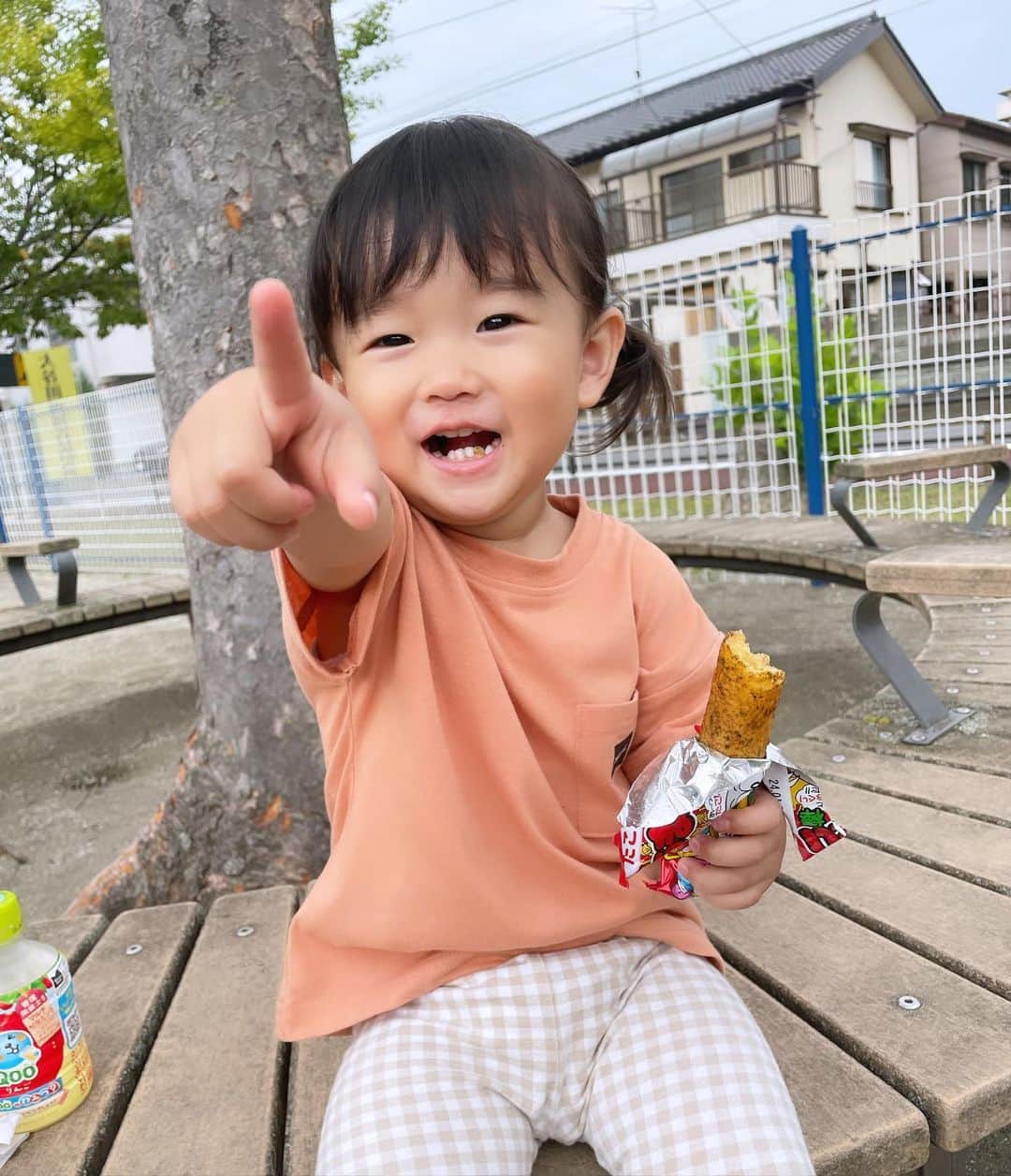 影山祥子のインスタグラム：「. この秋うまい棒覚えました🥰 コンポタージュが1番すき🌽🧡 母は公園行く時はもっぱらすっぴんキャップ。 おしゃれとは。😇　 . . . #おやつ　#うまい棒　#コスパ最高 #時差投稿　#女の子ママ　#子育て　#子育てママ」